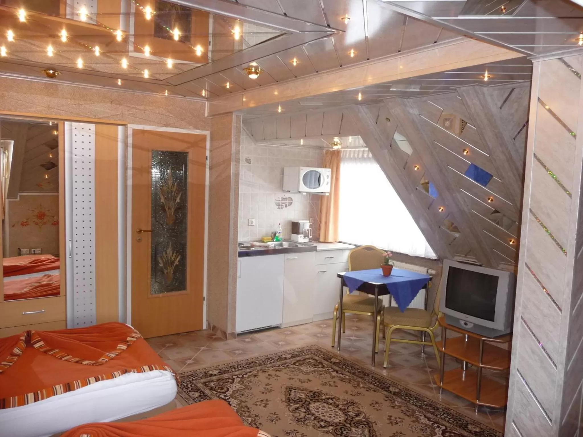 Bed, Kitchen/Kitchenette in Central Hotel