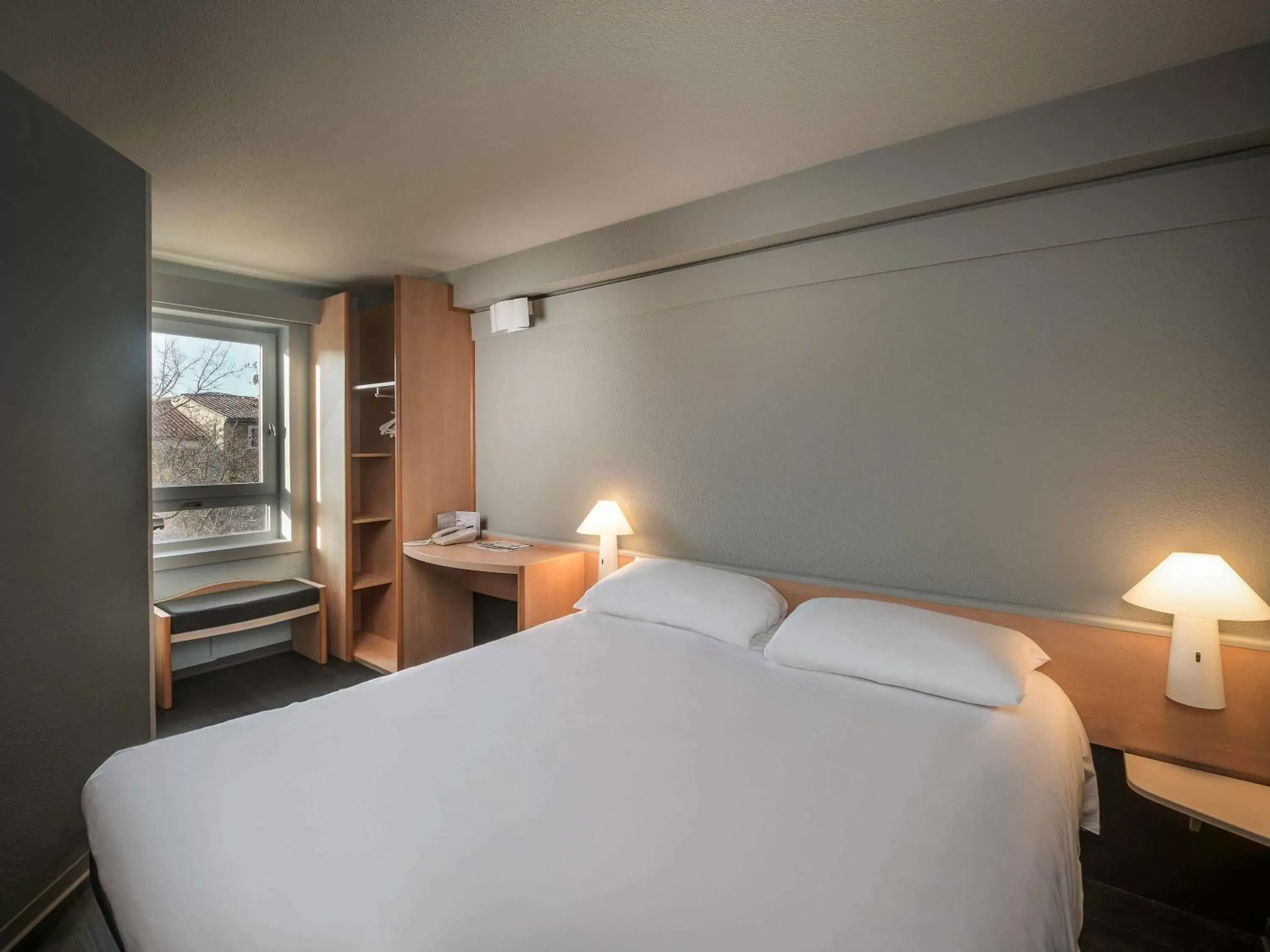 Photo of the whole room, Bed in ibis Carcassonne Centre - La Cité