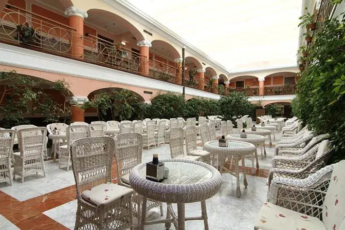Restaurant/places to eat in Hotel Begoña Park