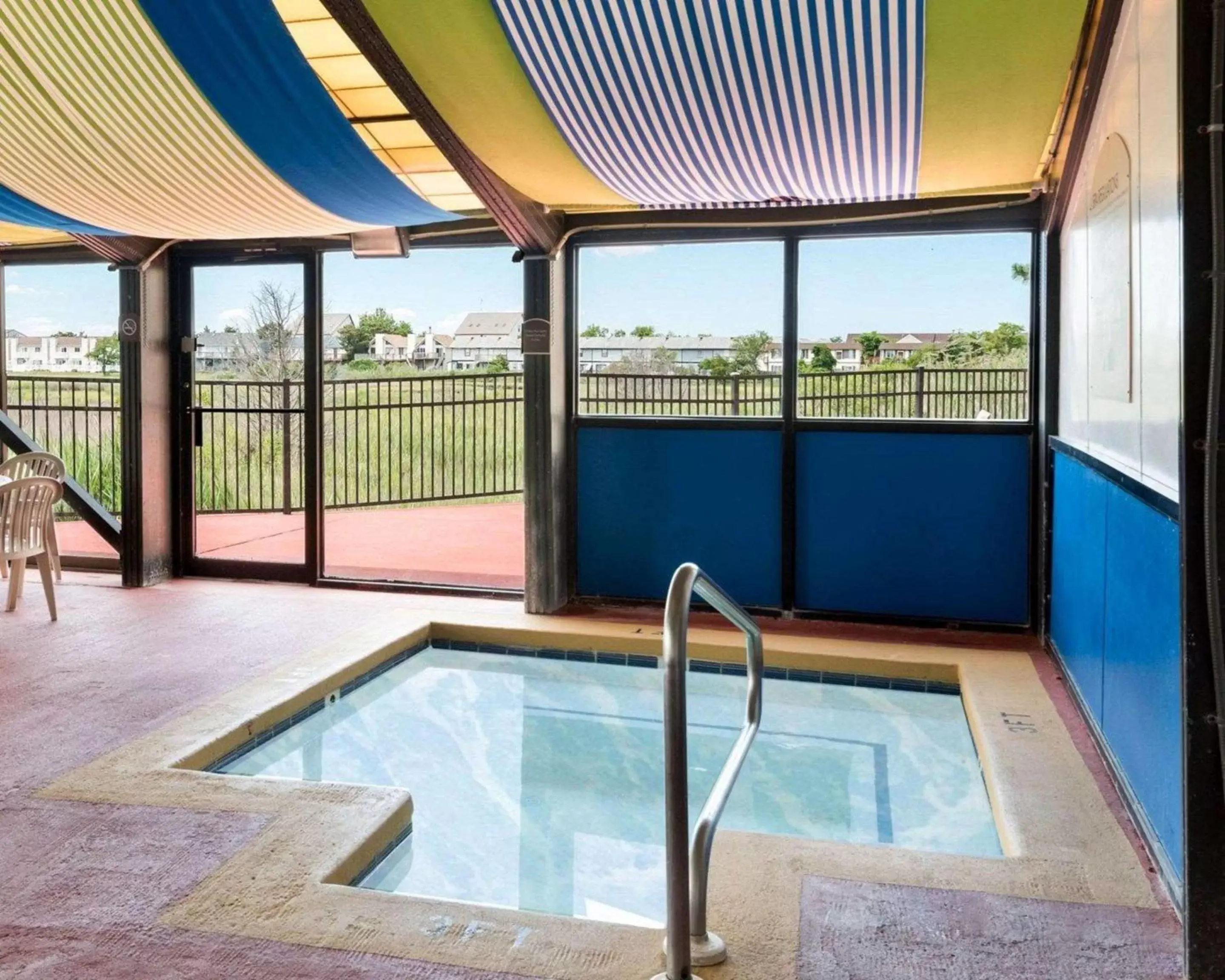 Swimming pool in Comfort Inn Gold Coast