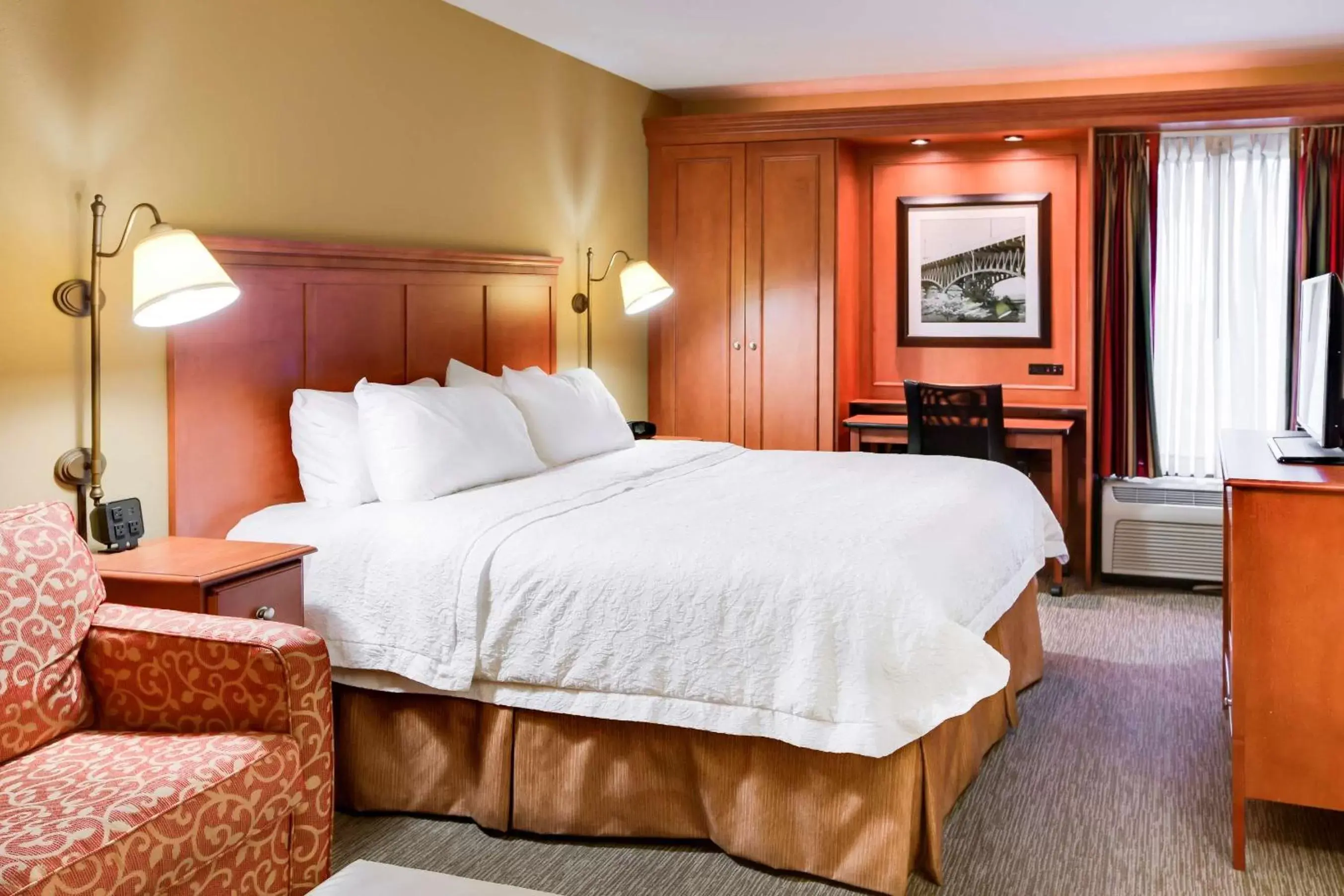 Bed in Hampton Inn Pittsburgh/Airport Bed in Hampton Inn Pittsburgh/Airport