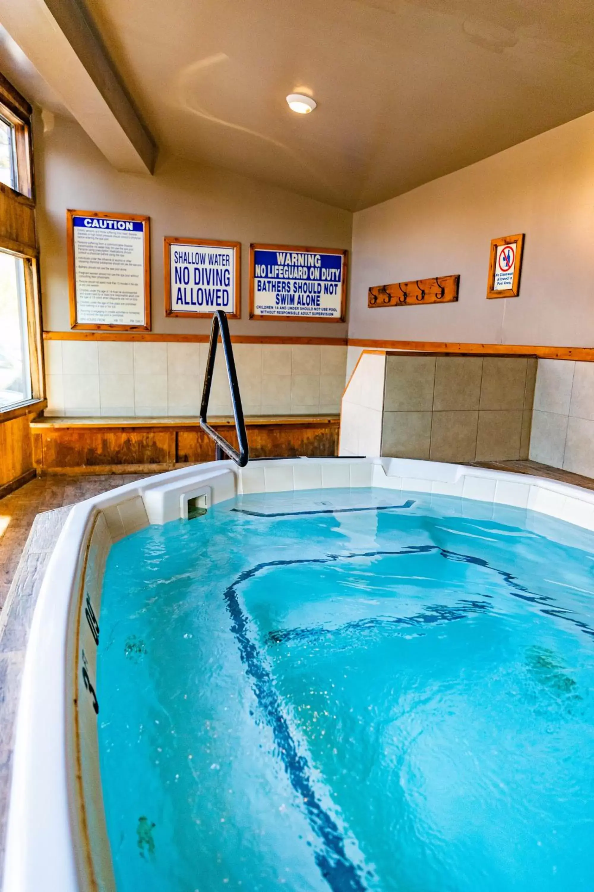 Hot Tub, Swimming Pool in Red Stone Inn