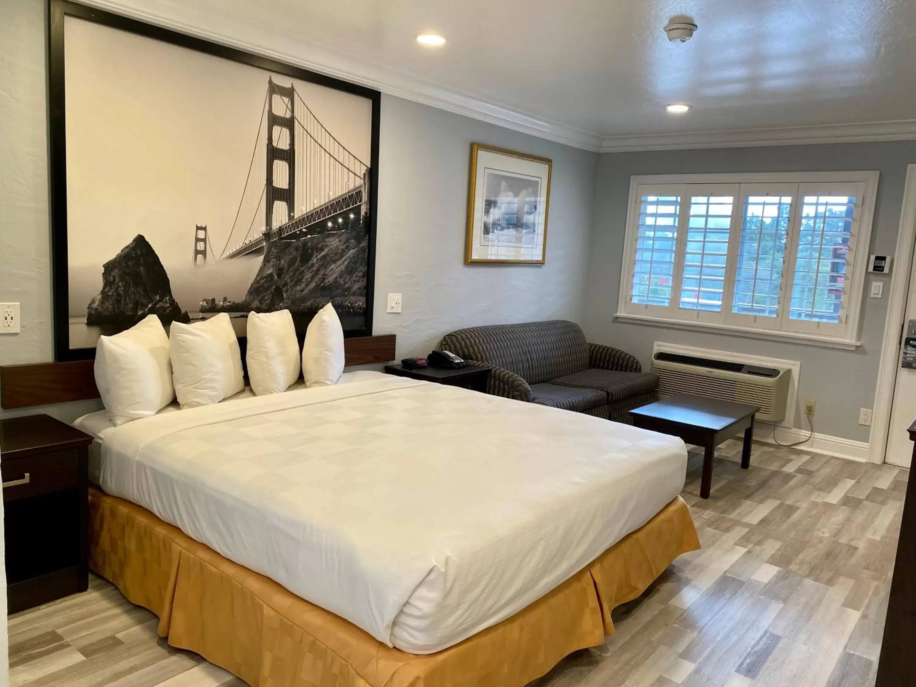 Bedroom, Bed in Super 8 by Wyndham Monterey Fisherman's Wharf Aquarium