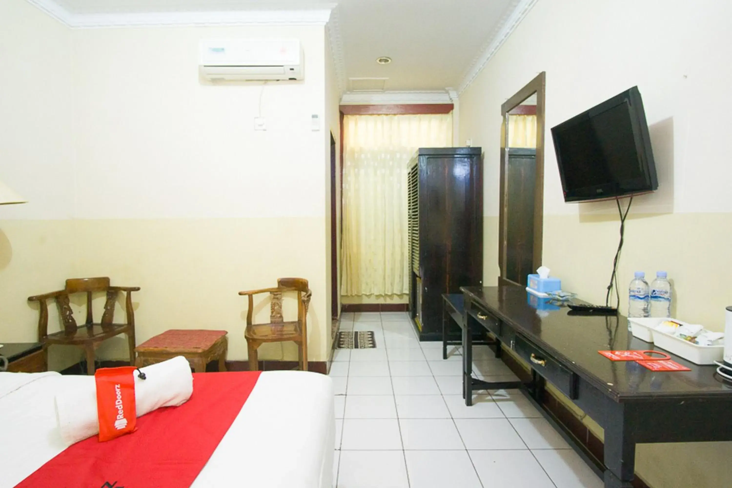 Bedroom, TV/Entertainment Center in RedDoorz plus near Pelabuhan Bitung