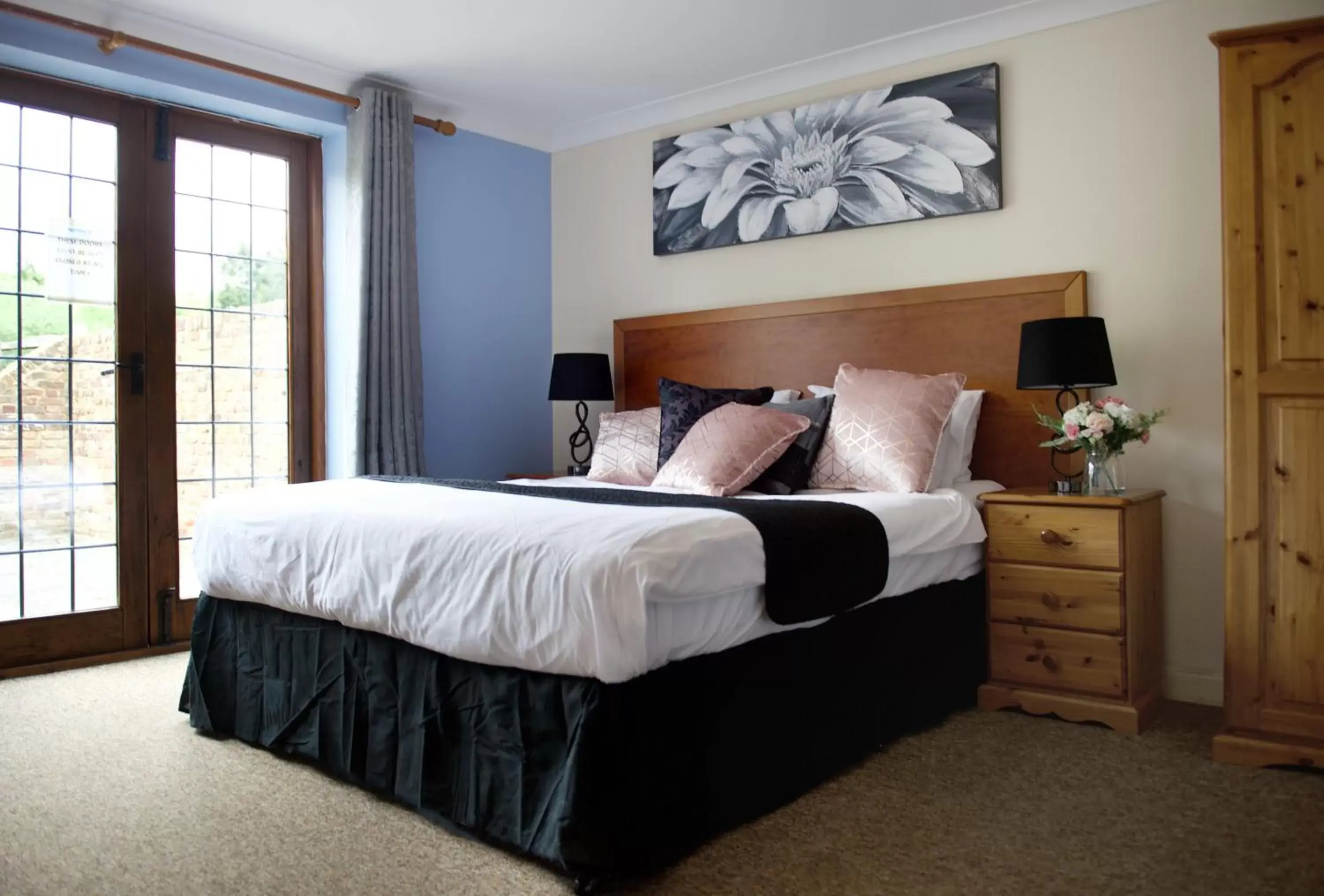 Bed in Little Foxes Hotel & Gatwick Airport Parking