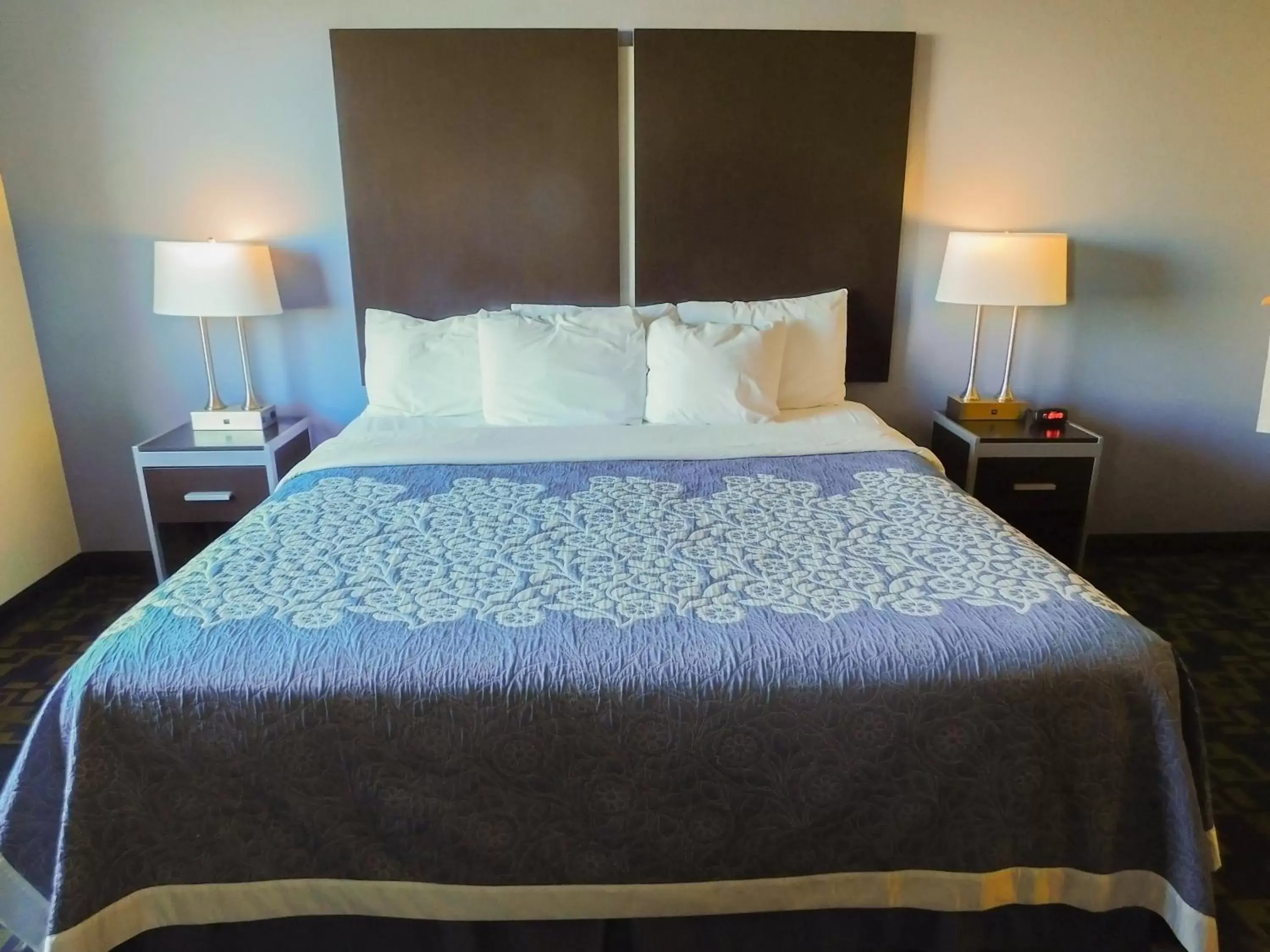 Bed in Days Inn & Suites by Wyndham Pocahontas