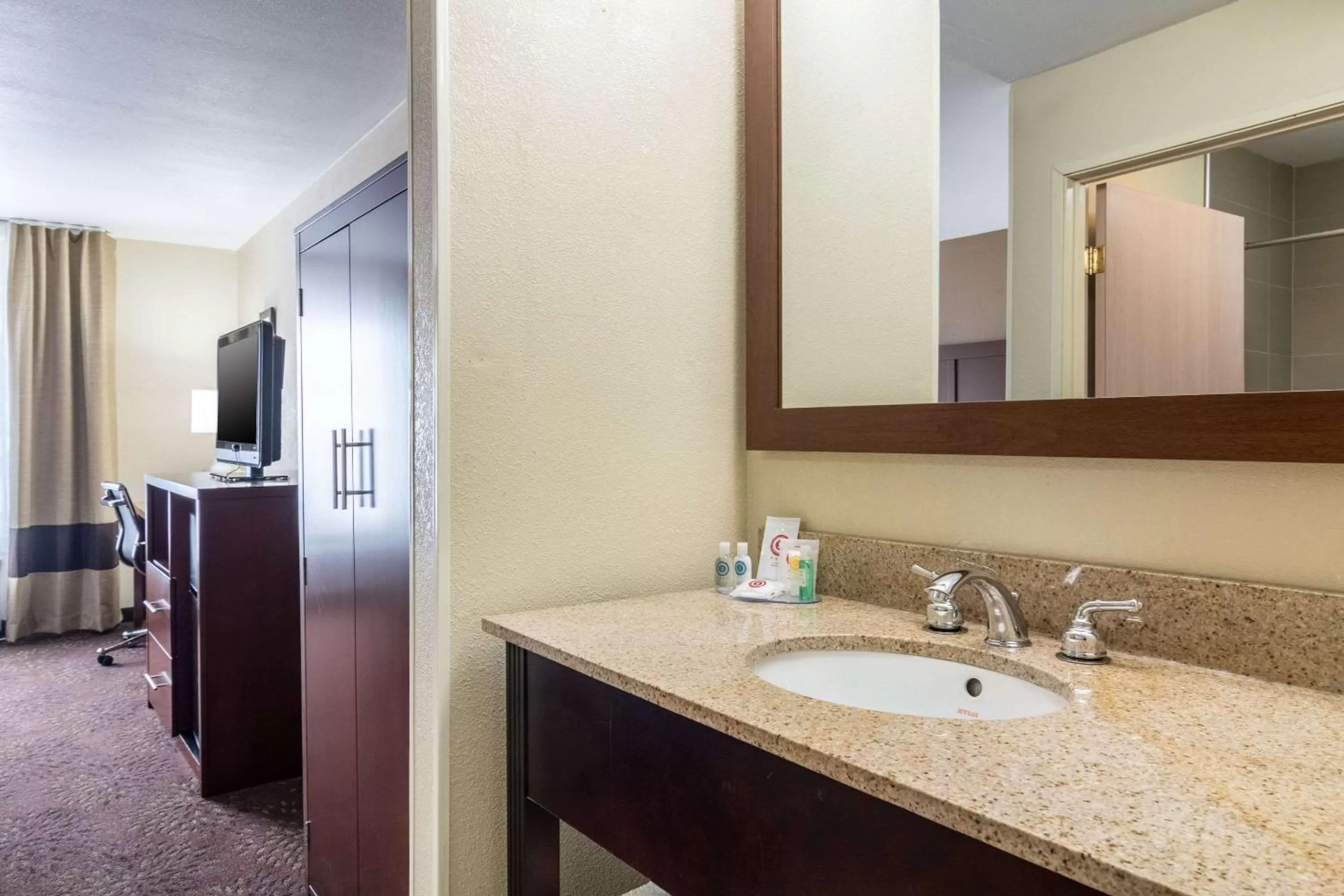 Bathroom in Comfort Inn & Suites - Hannibal