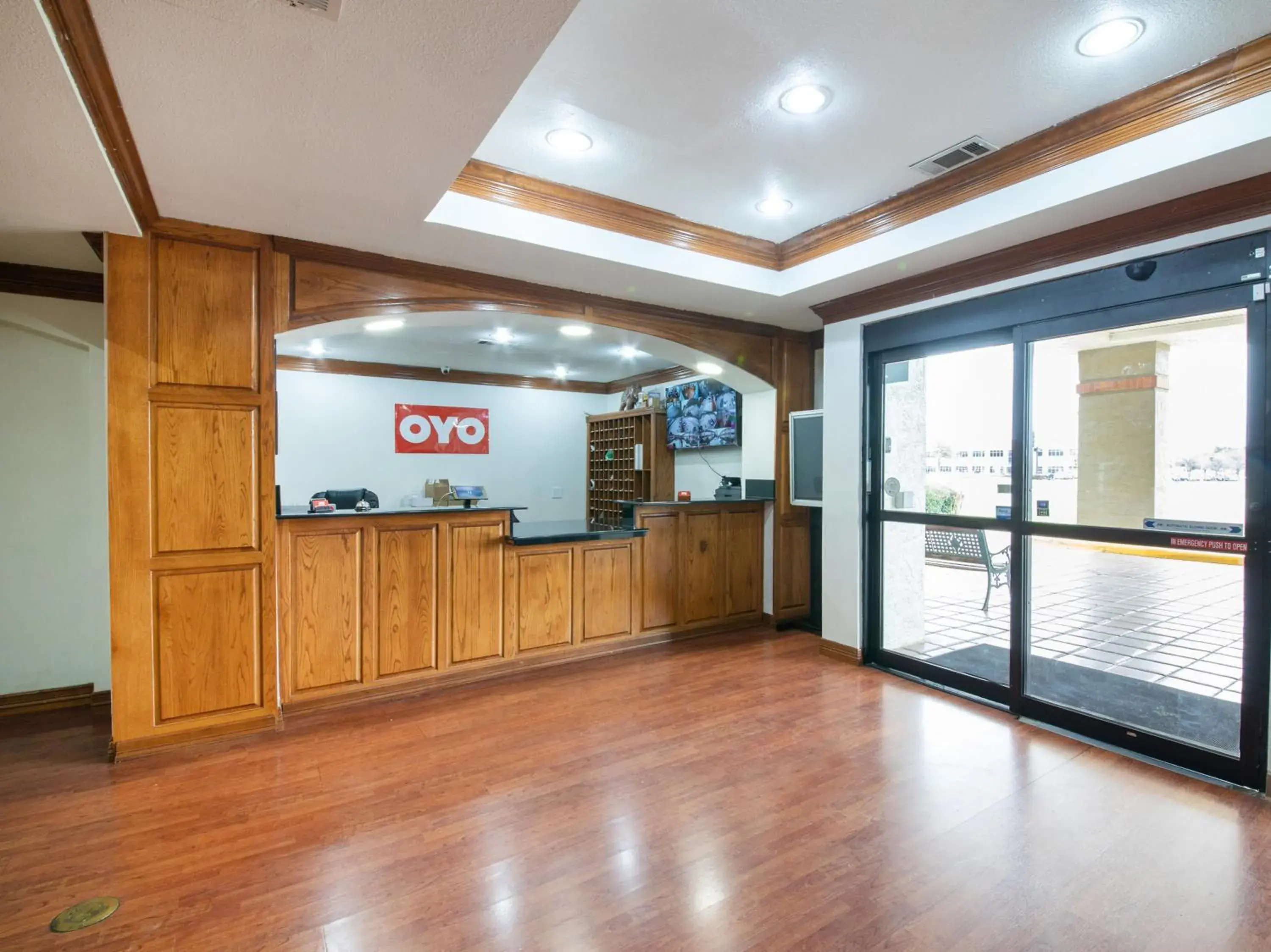 Lobby or reception in OYO Hotel Irving DFW Airport North