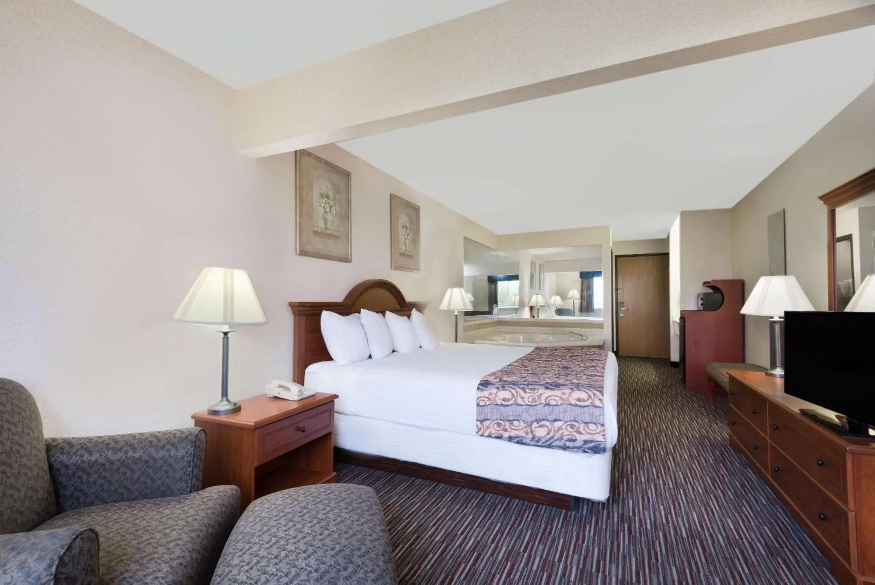 Photo of the whole room, Bed in Baymont by Wyndham Columbus/Rickenbacker