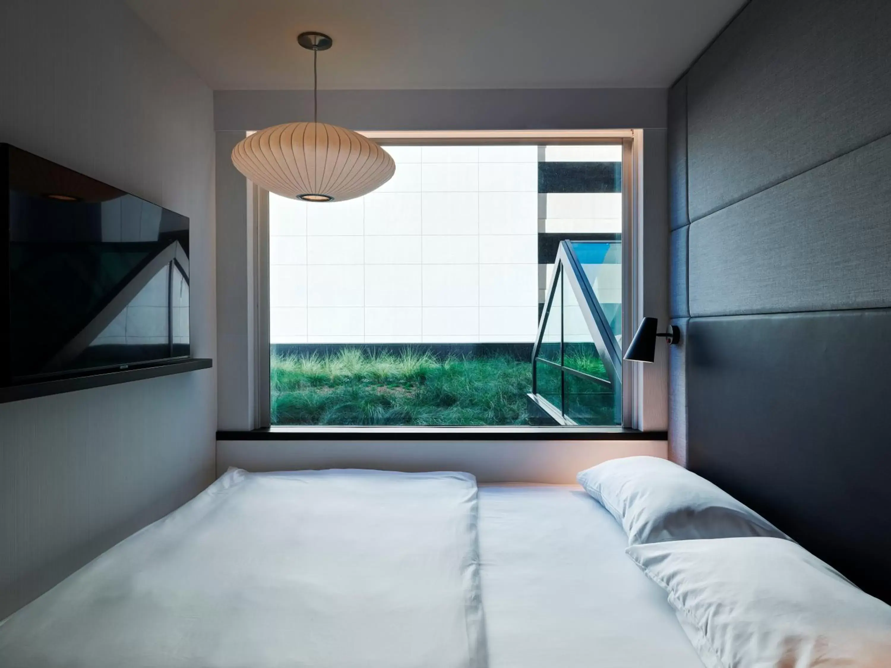 Photo of the whole room, Bed in citizenM Los Angeles Downtown