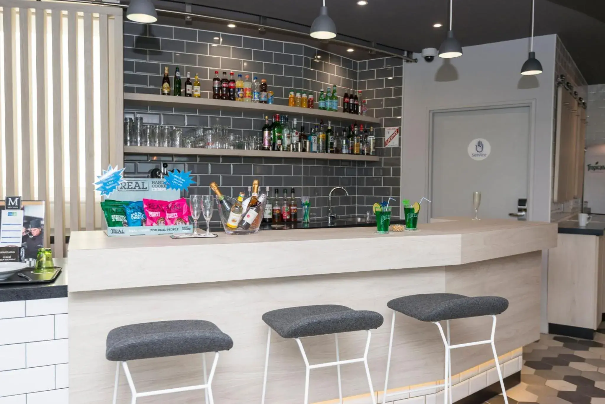 Lounge or bar, Lounge/Bar in Holiday Inn Express Paris - Velizy