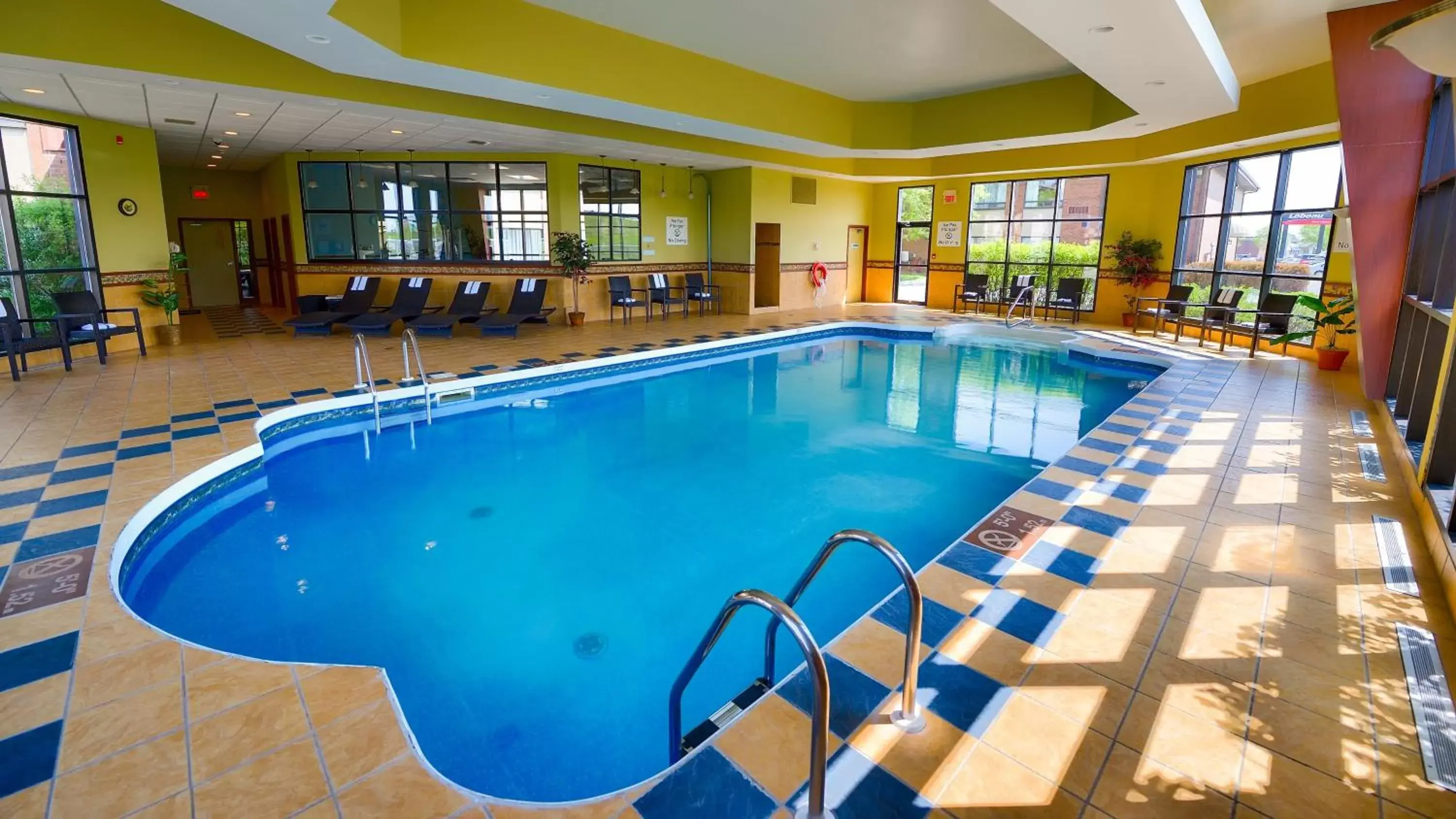 Swimming Pool in Holiday Inn Express St. Jean Sur Richelieu, an IHG Hotel