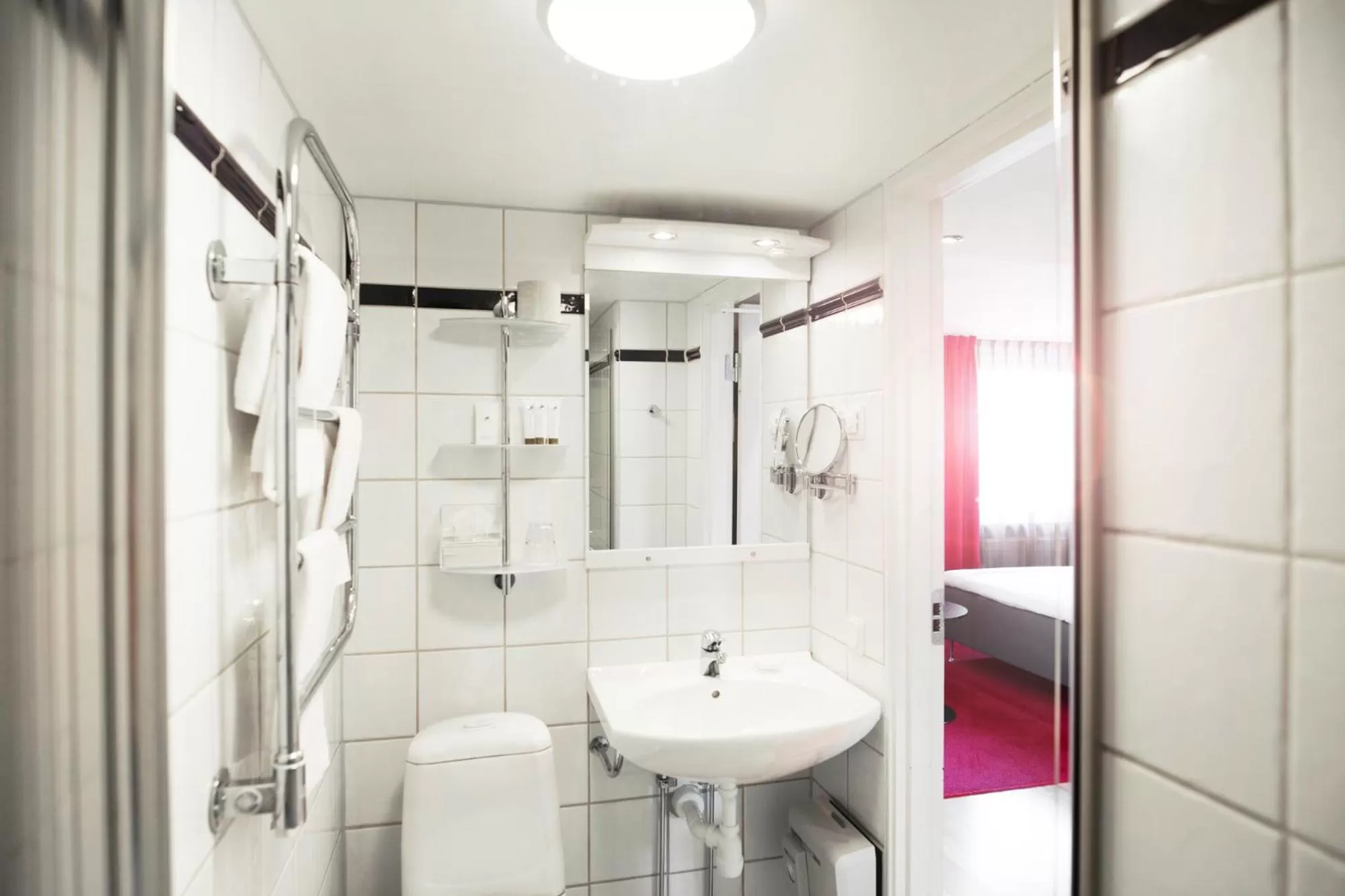 Bathroom in ProfilHotels Savoy