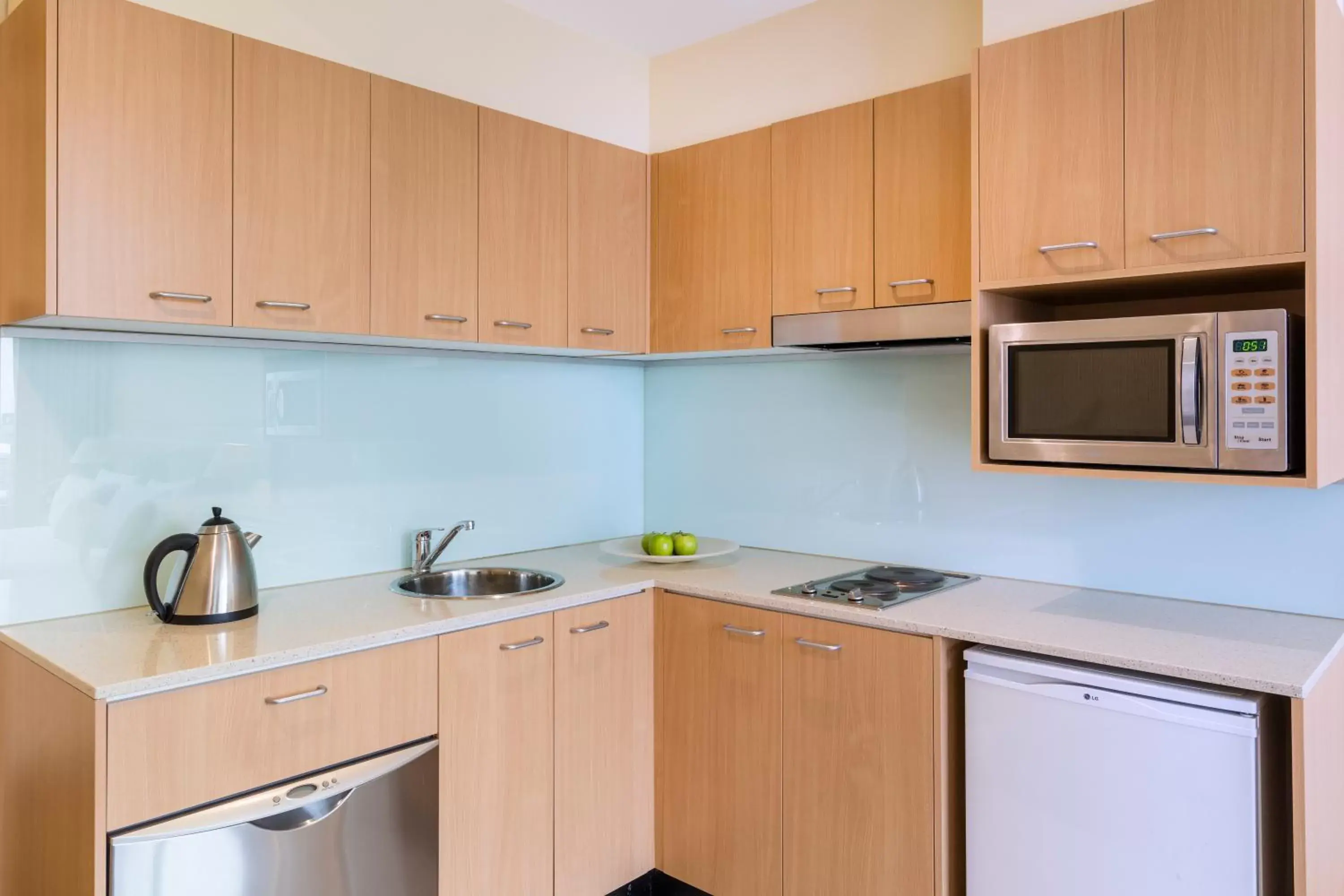 Coffee/tea facilities, Kitchen/Kitchenette in Oaks Melbourne on Lonsdale Suites