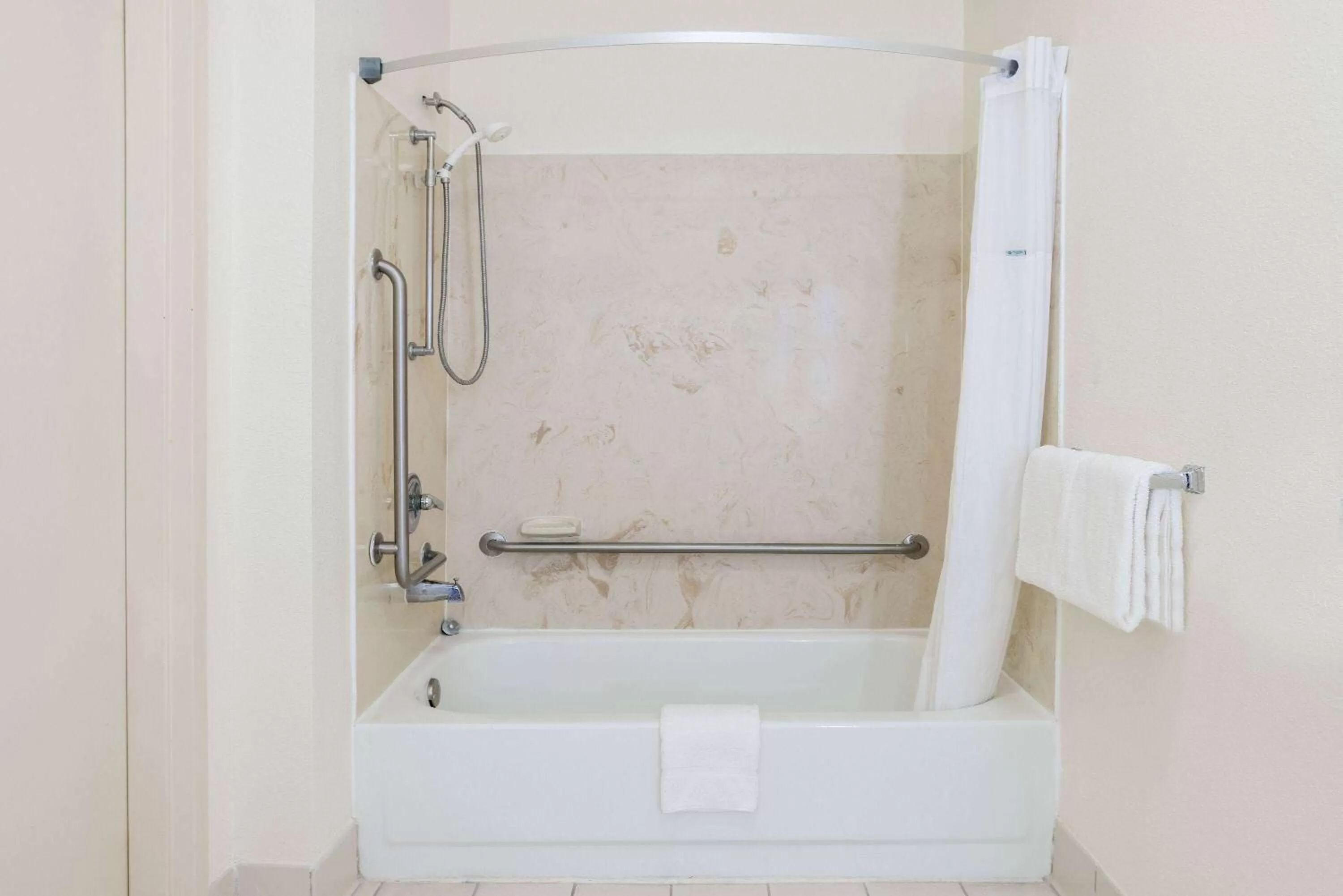 Bathroom in Hotel Carolina A Days Inn by Wyndham