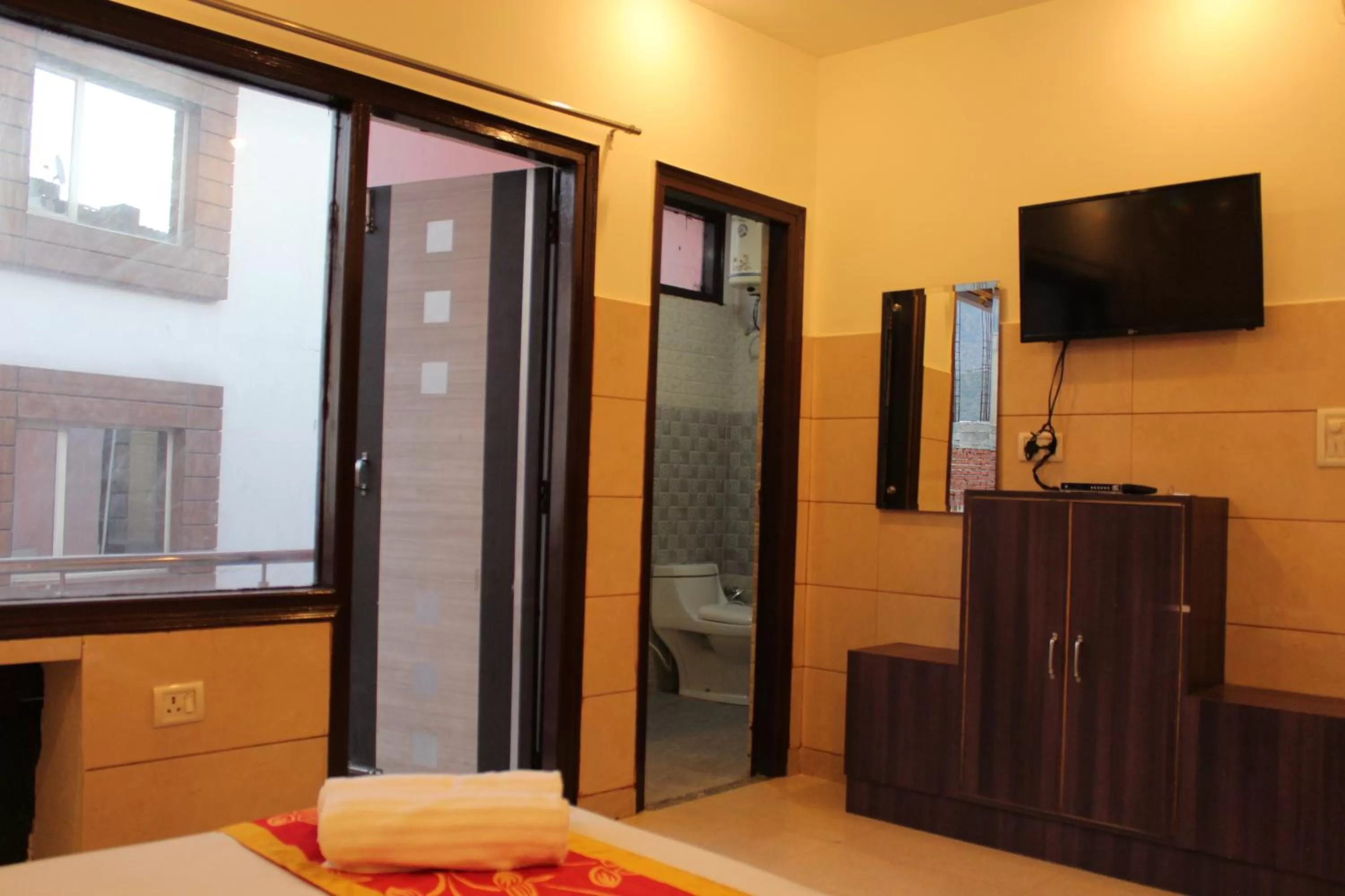 Communal lounge/ TV room, TV/Entertainment Center in Trimrooms JMC Katra
