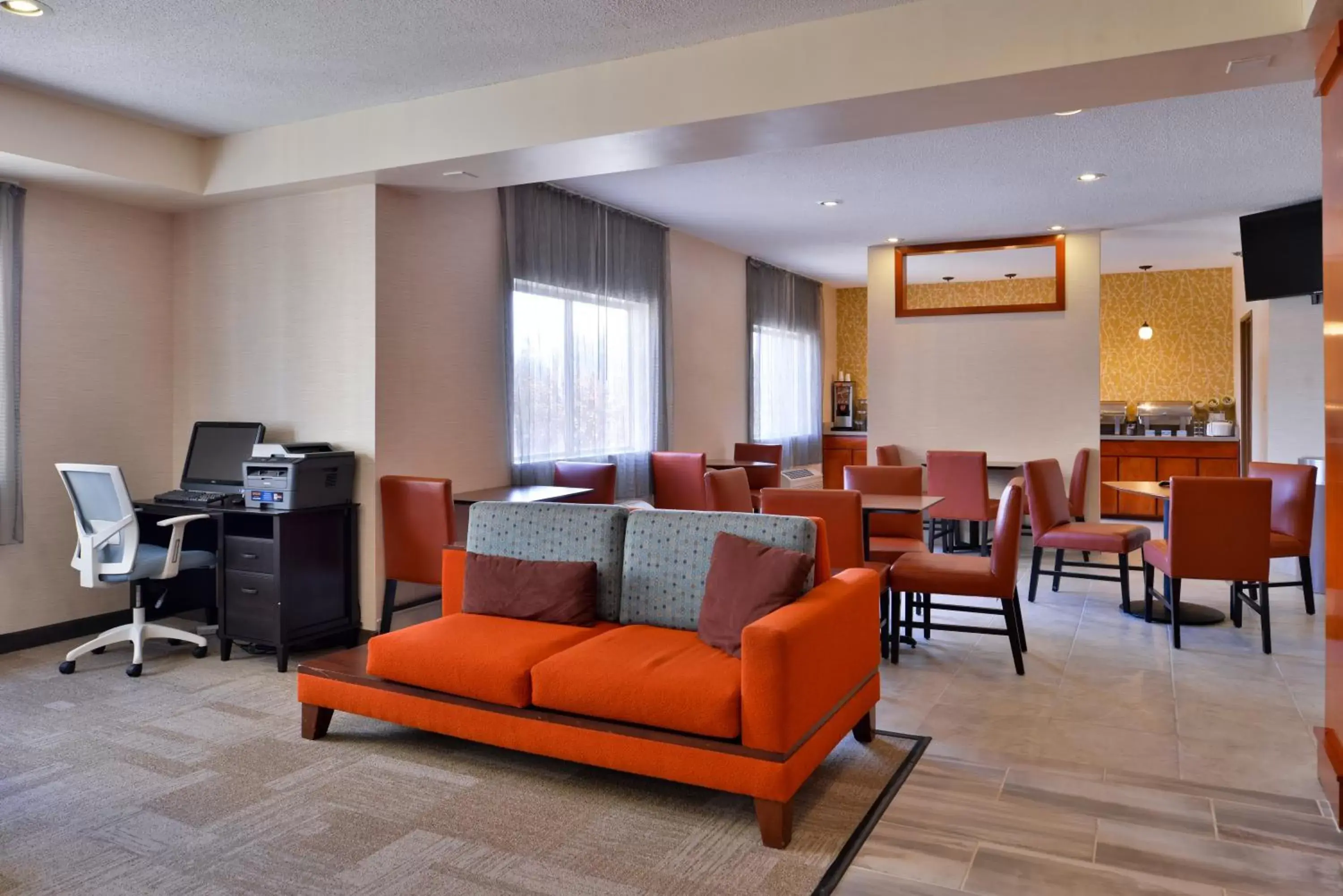 Lobby or reception in SureStay Plus Hotel by Best Western Ottumwa