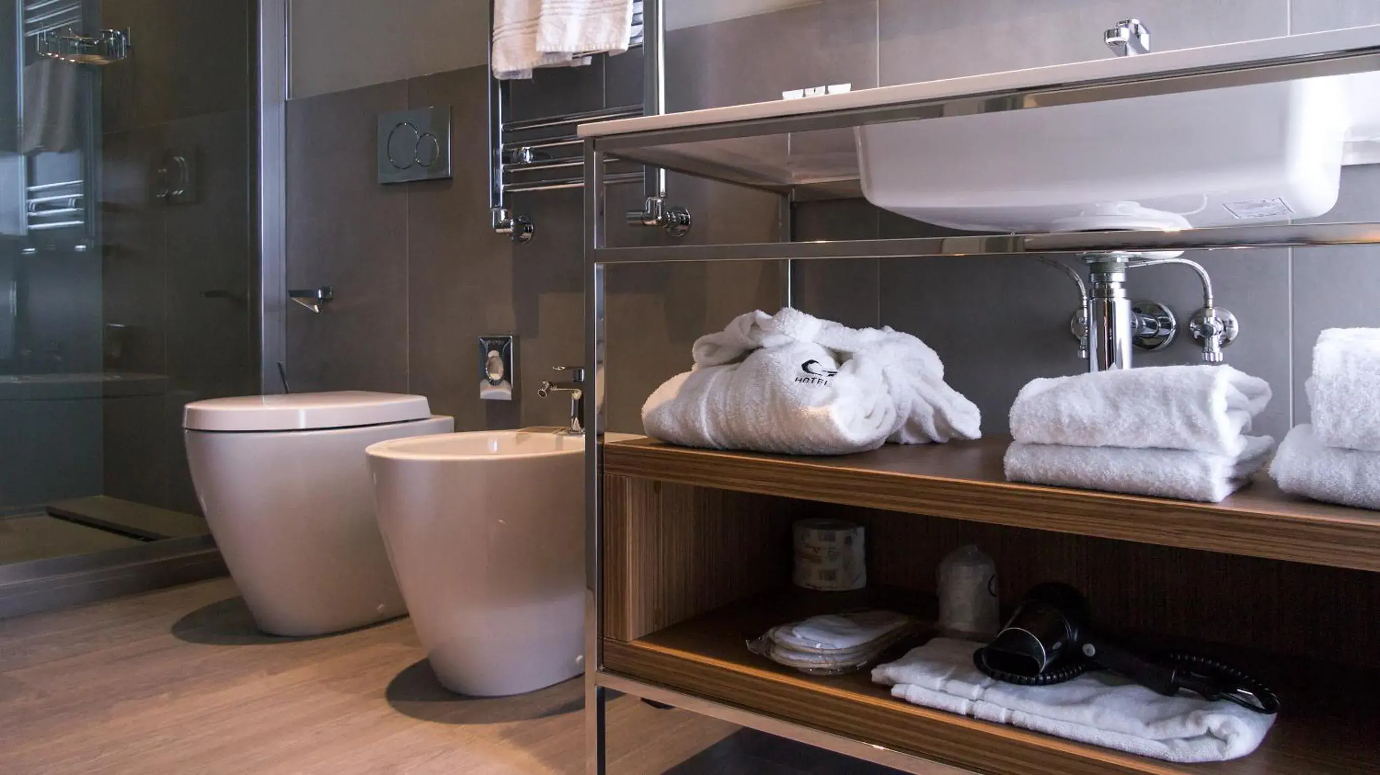 Shower, Bathroom in G Hotel Pescara