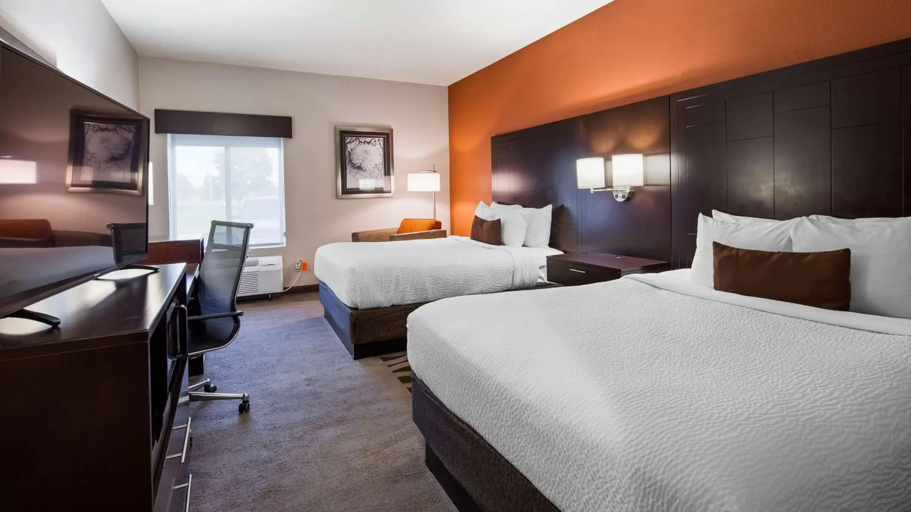 Photo of the whole room, Bed in Best Western Plus Lee's Summit Hotel & Suites