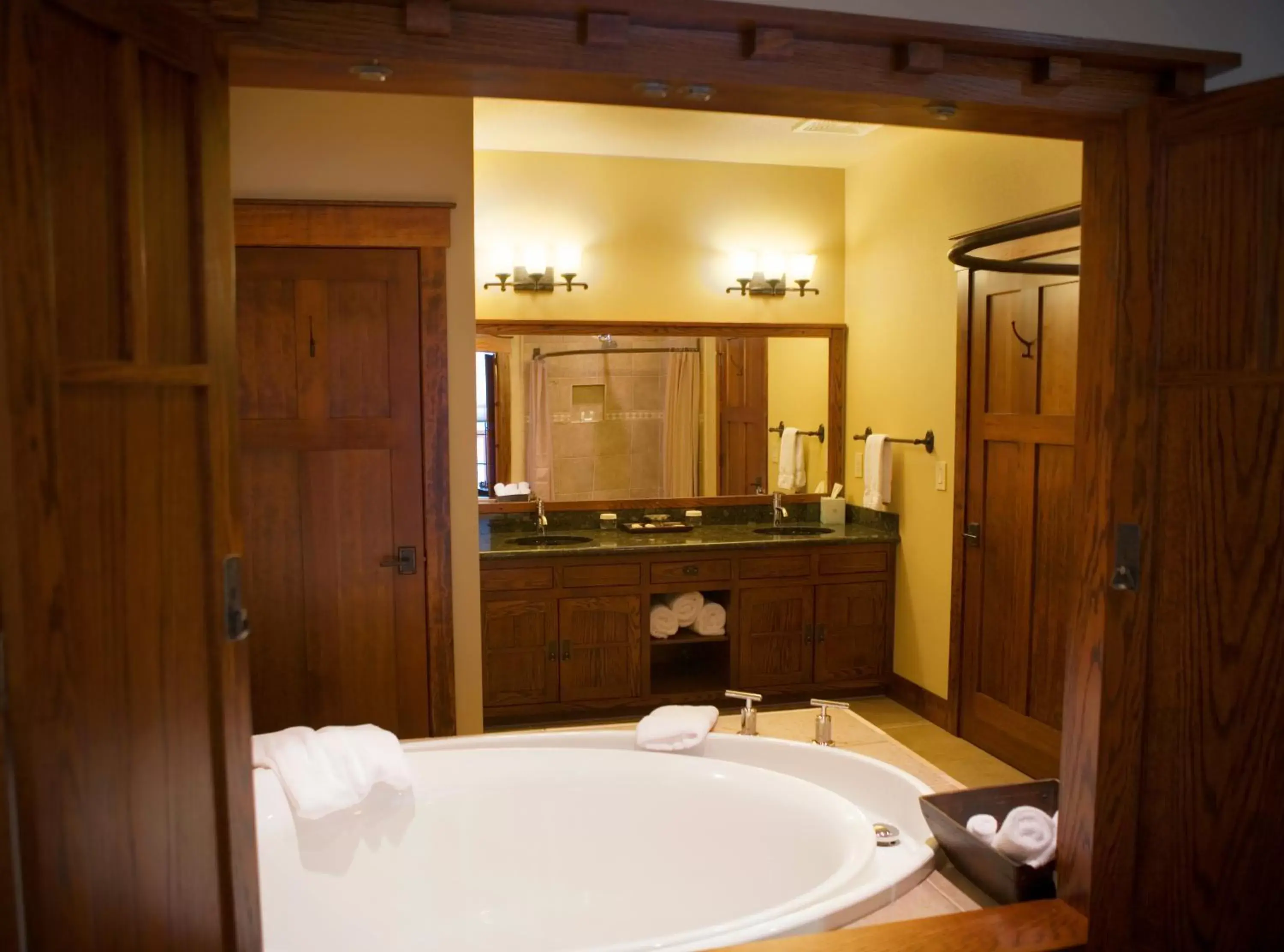 Shower, Bathroom in FivePine Lodge