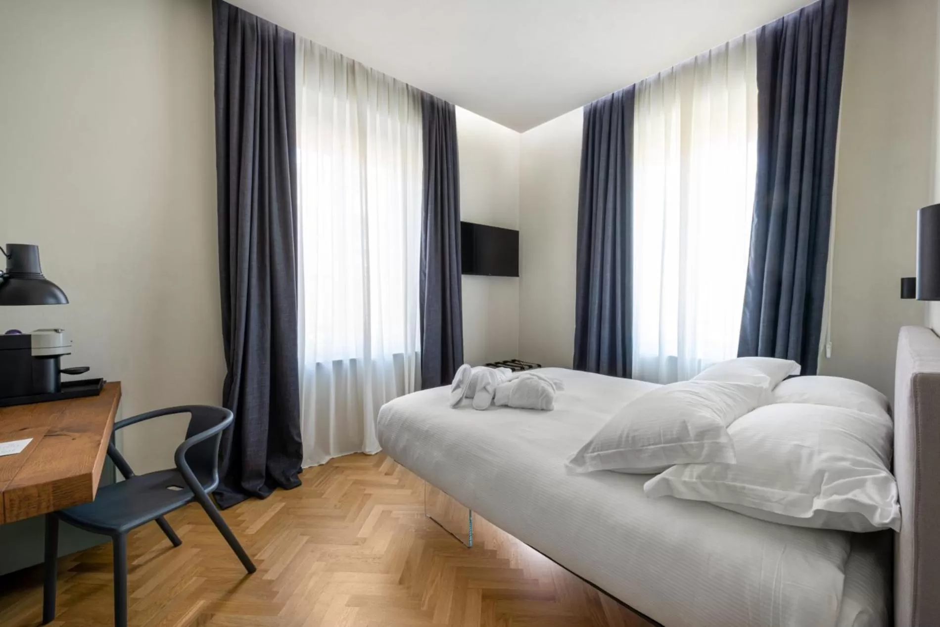 Bed in Villa Fedora Luxury Suites