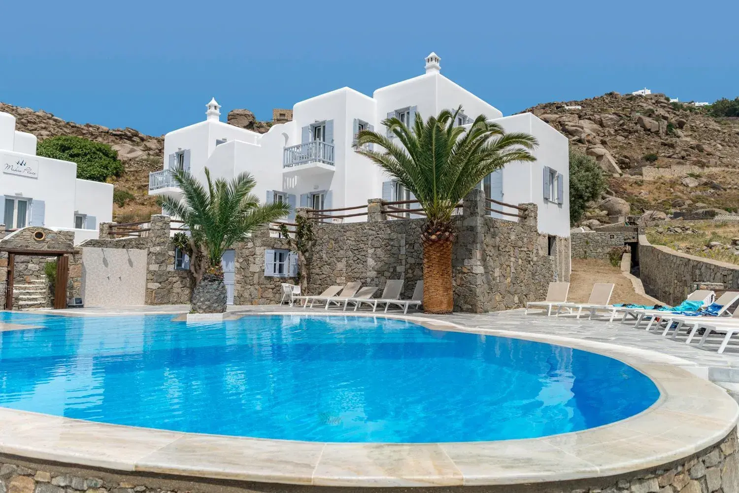 Property building in Makis Place Property building in Makis Place