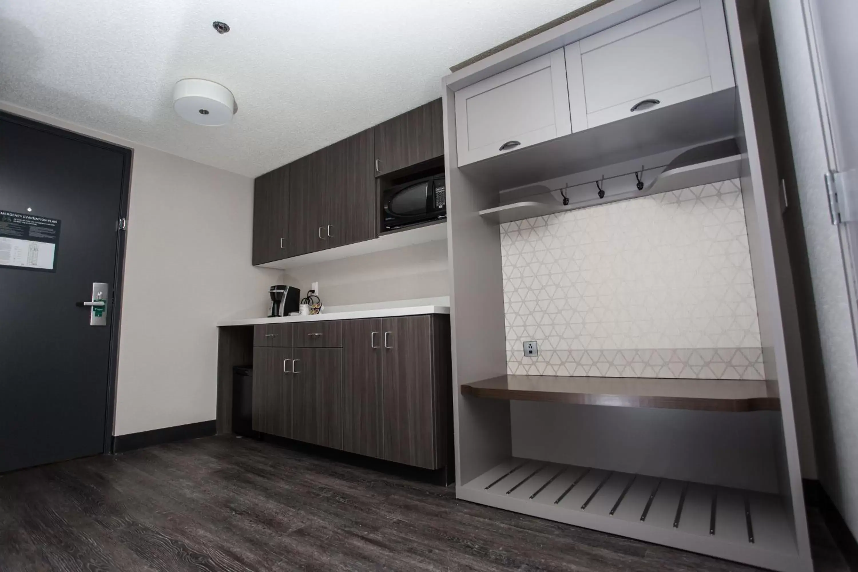 Photo of the whole room, Kitchen/Kitchenette in Holiday Inn Grand Rapids Downtown, an IHG Hotel