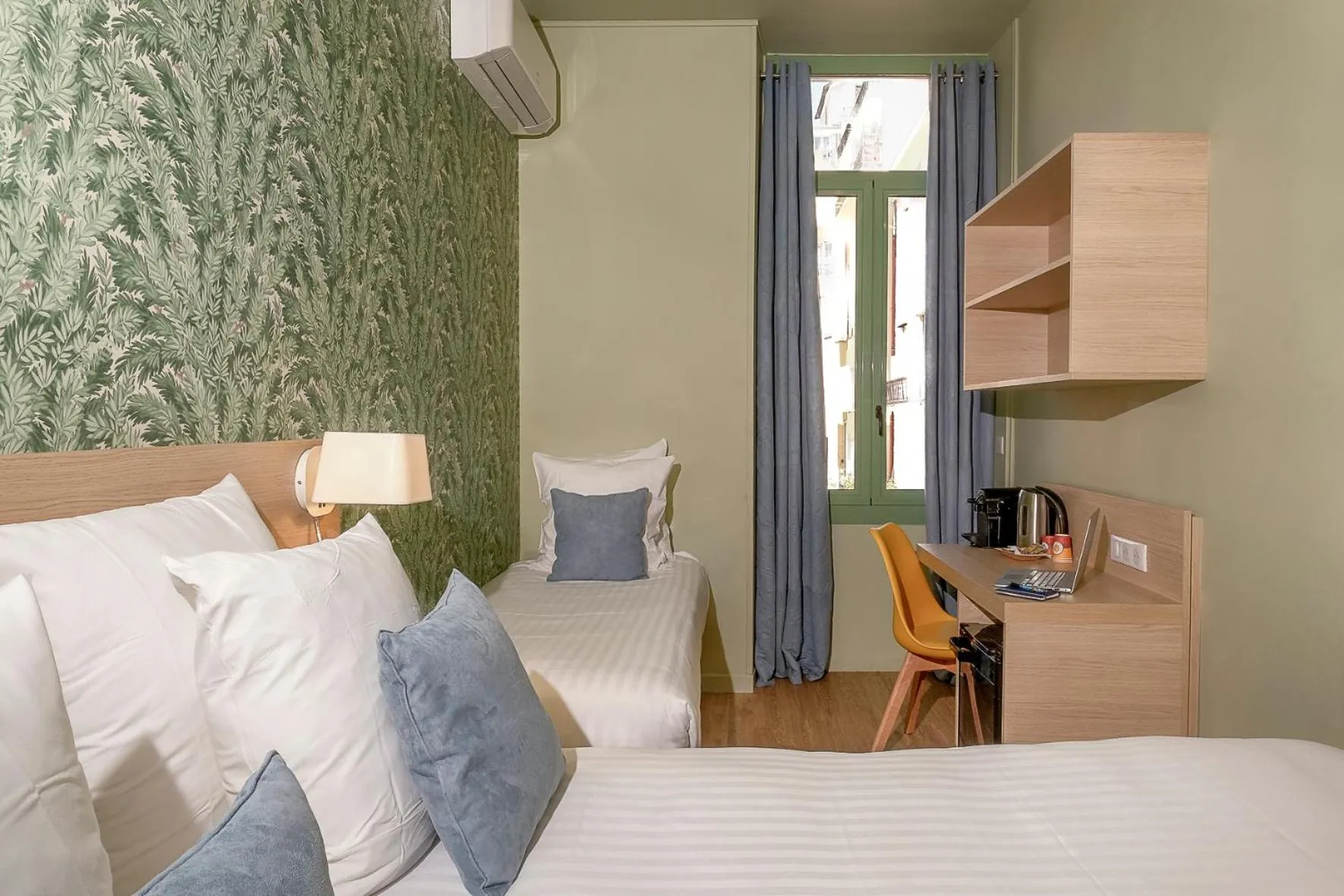 Bedroom, Bed in Hôtel Du Centre, un hôtel AMMI