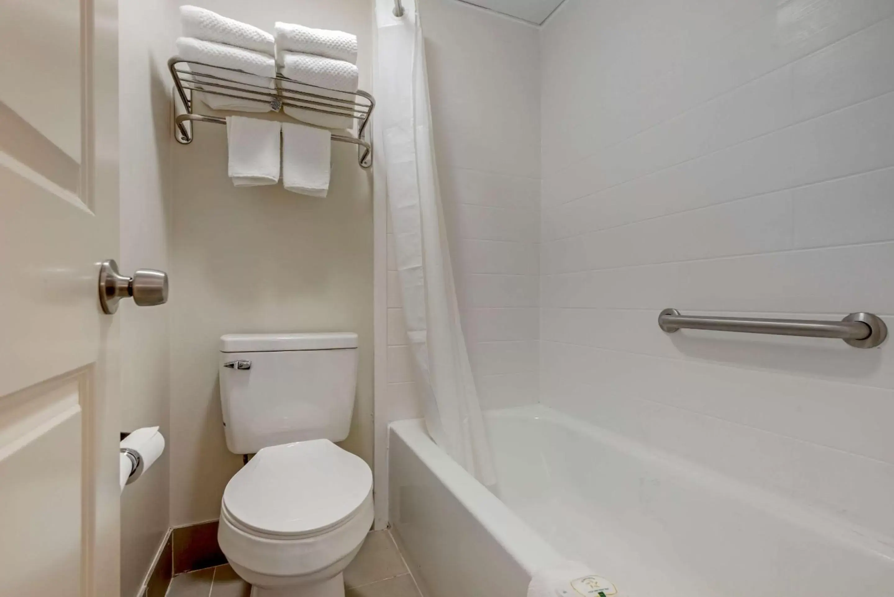 Bedroom, Bathroom in Quality Inn & Suites New Hartford - Utica