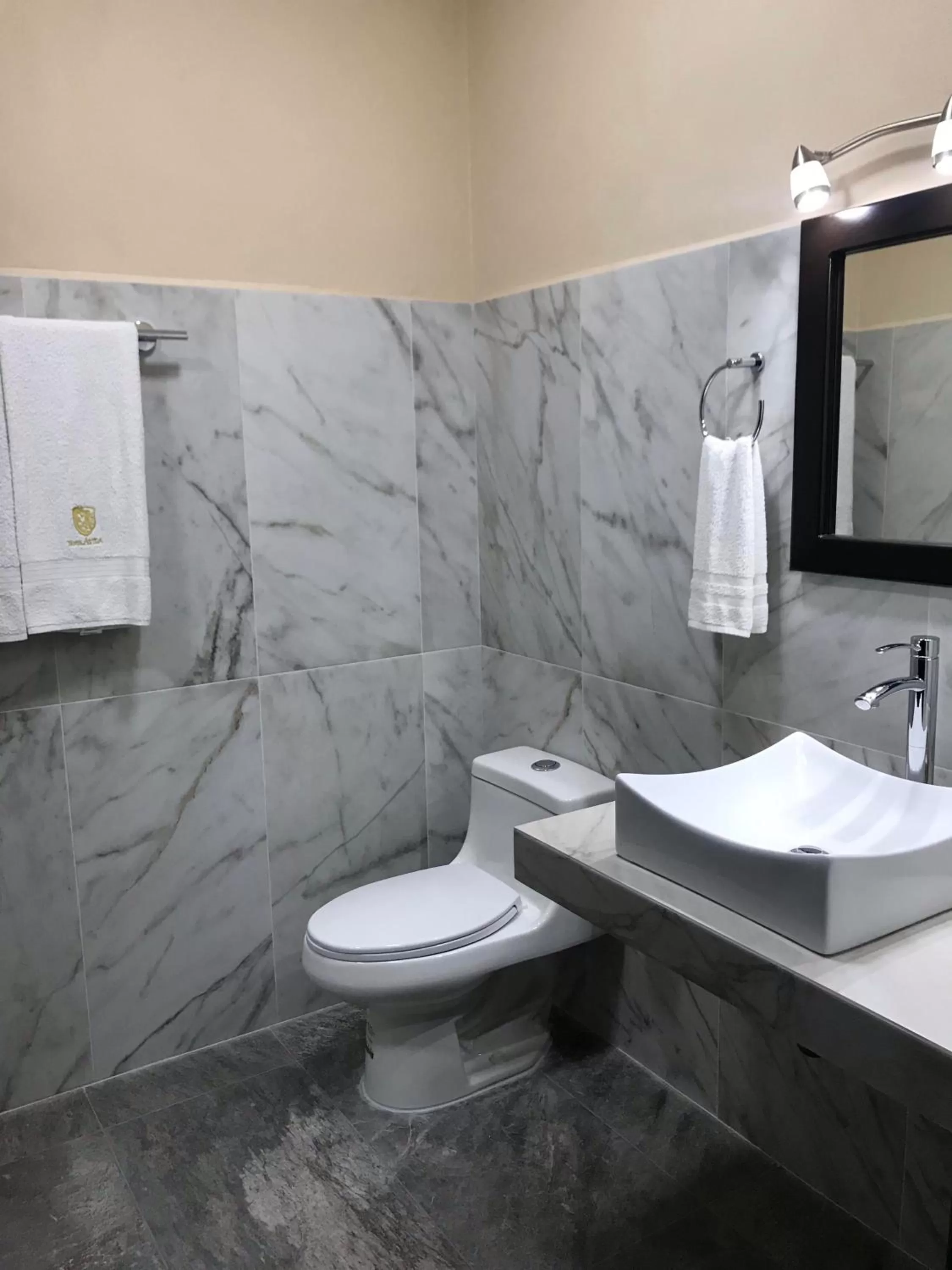 Bathroom in Hotel Avila