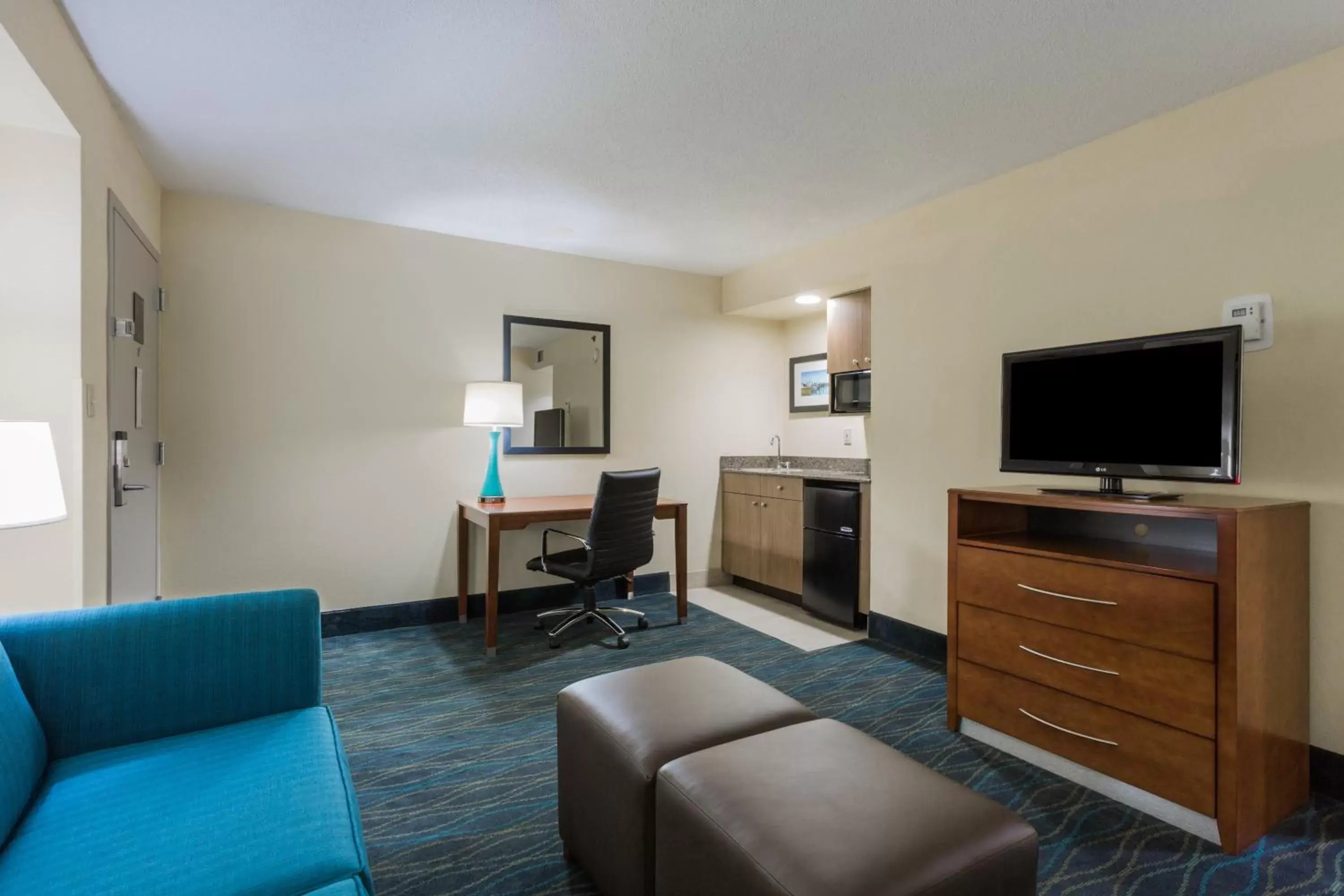 Photo of the whole room, TV/Entertainment Center in Holiday Inn Express & Suites Wilmington-University Center, an IHG Hotel
