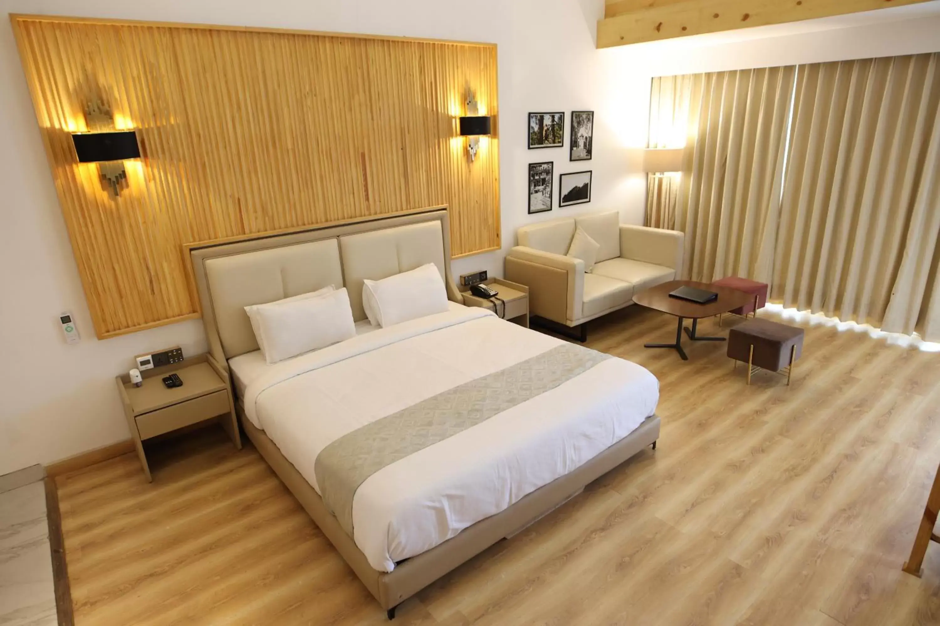 Bedroom, Bed in Kasauli Hills Resort