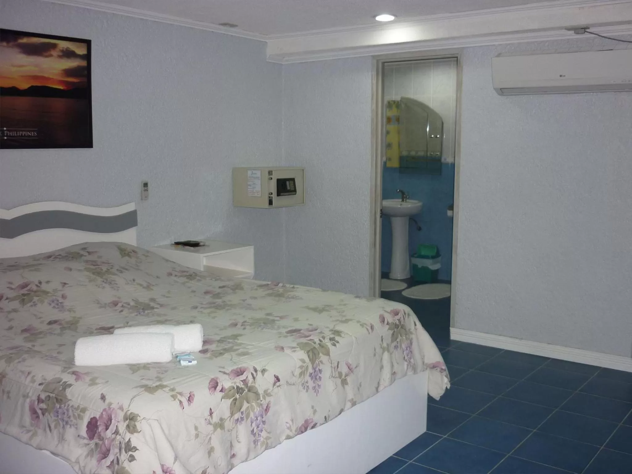 Photo of the whole room, Bed in Blue Rock Resort