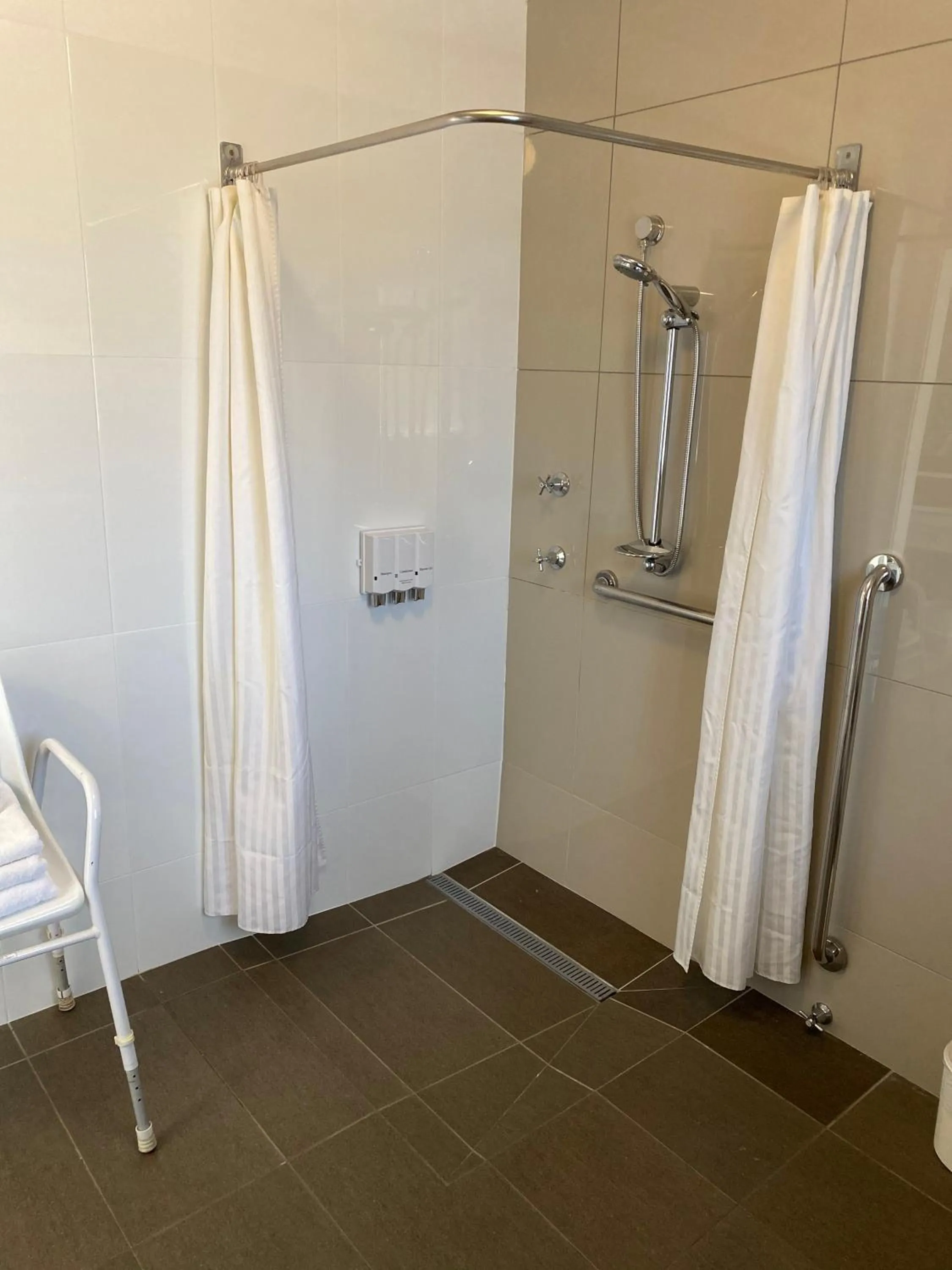 Bathroom in Sir Francis Drake