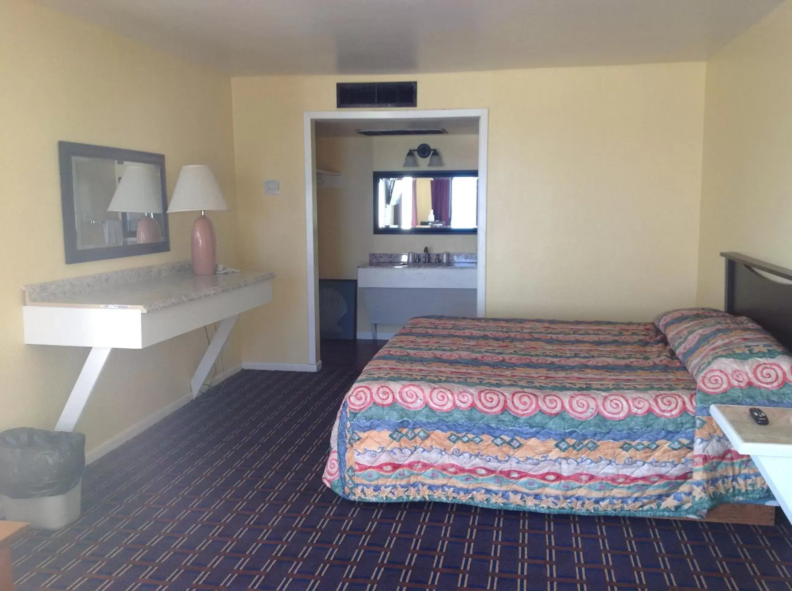 Bedroom, Bed in Sea Shell Inn Motel