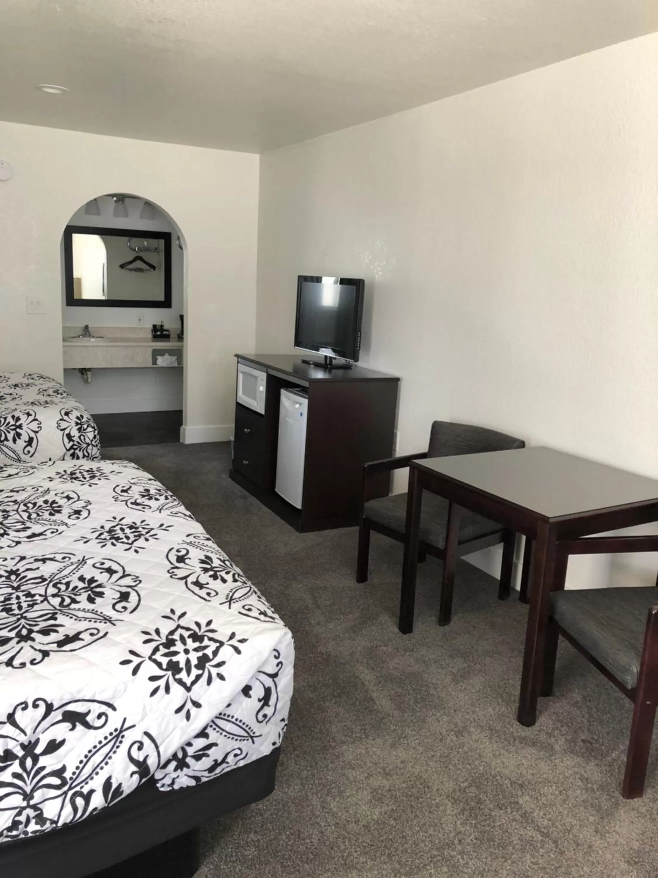 TV and multimedia, TV/Entertainment Center in El Rancho Motel