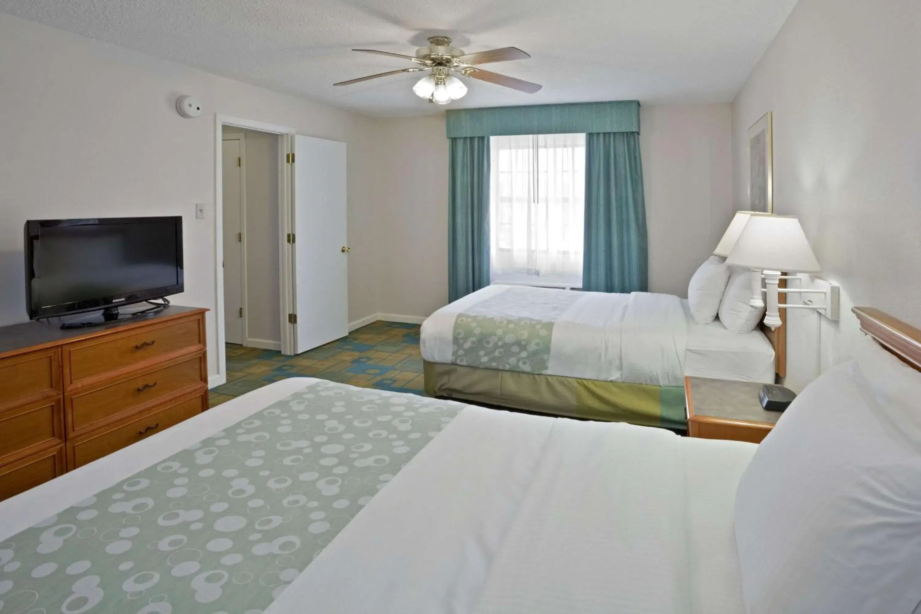 Photo of the whole room, Bed in La Quinta Inn by Wyndham Omaha West