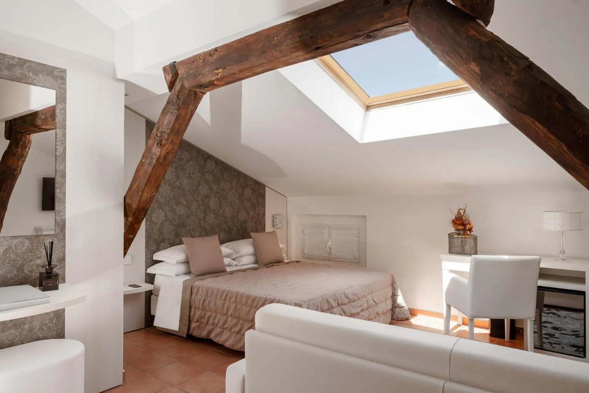 Bedroom, Bed in Albergo Rossini 1936 - Small & Charming