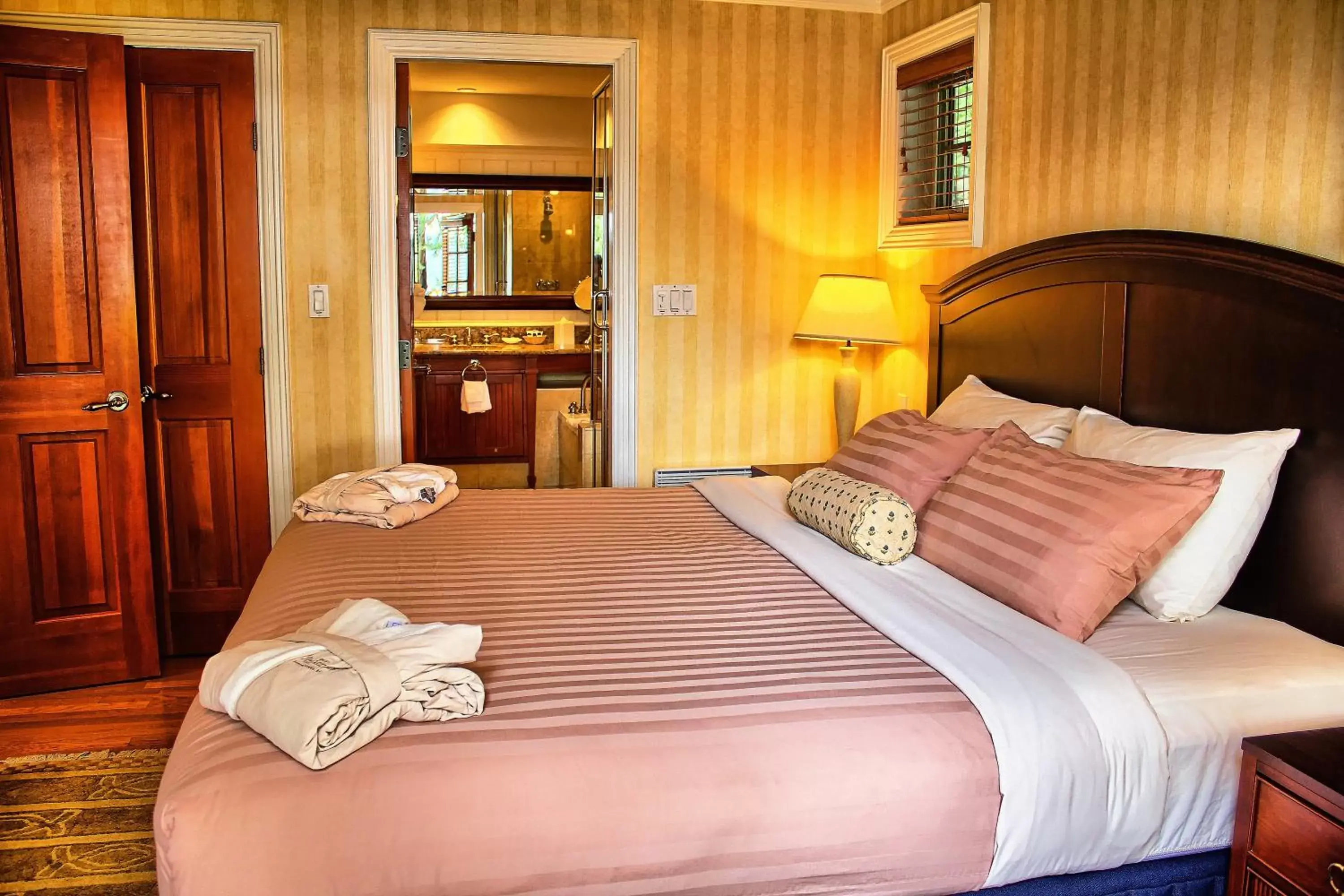 Bedroom, Bed in Poets Cove Resort & Spa