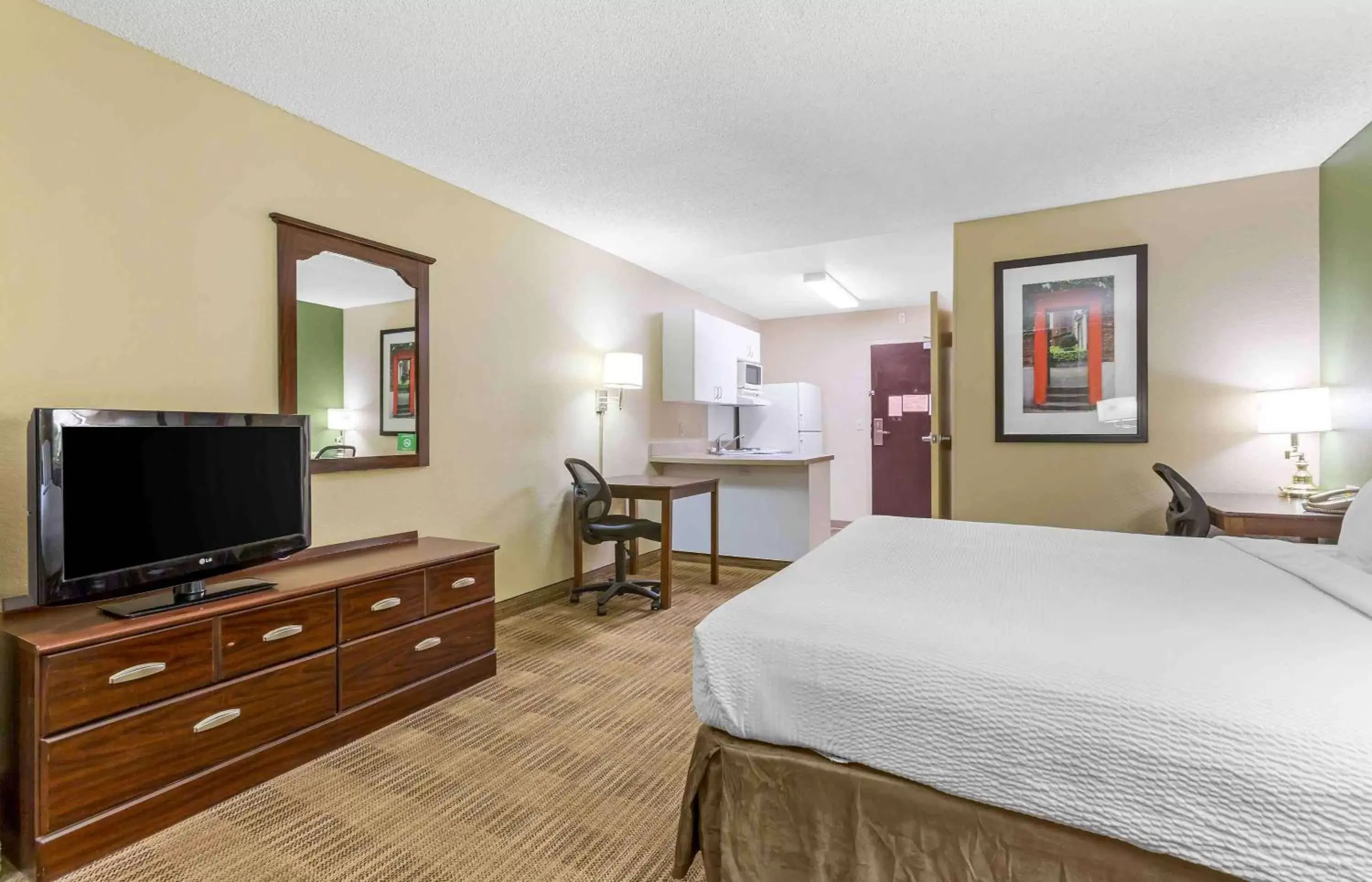 Bedroom, TV/Entertainment Center in Extended Stay America Suites - Phoenix - Peoria