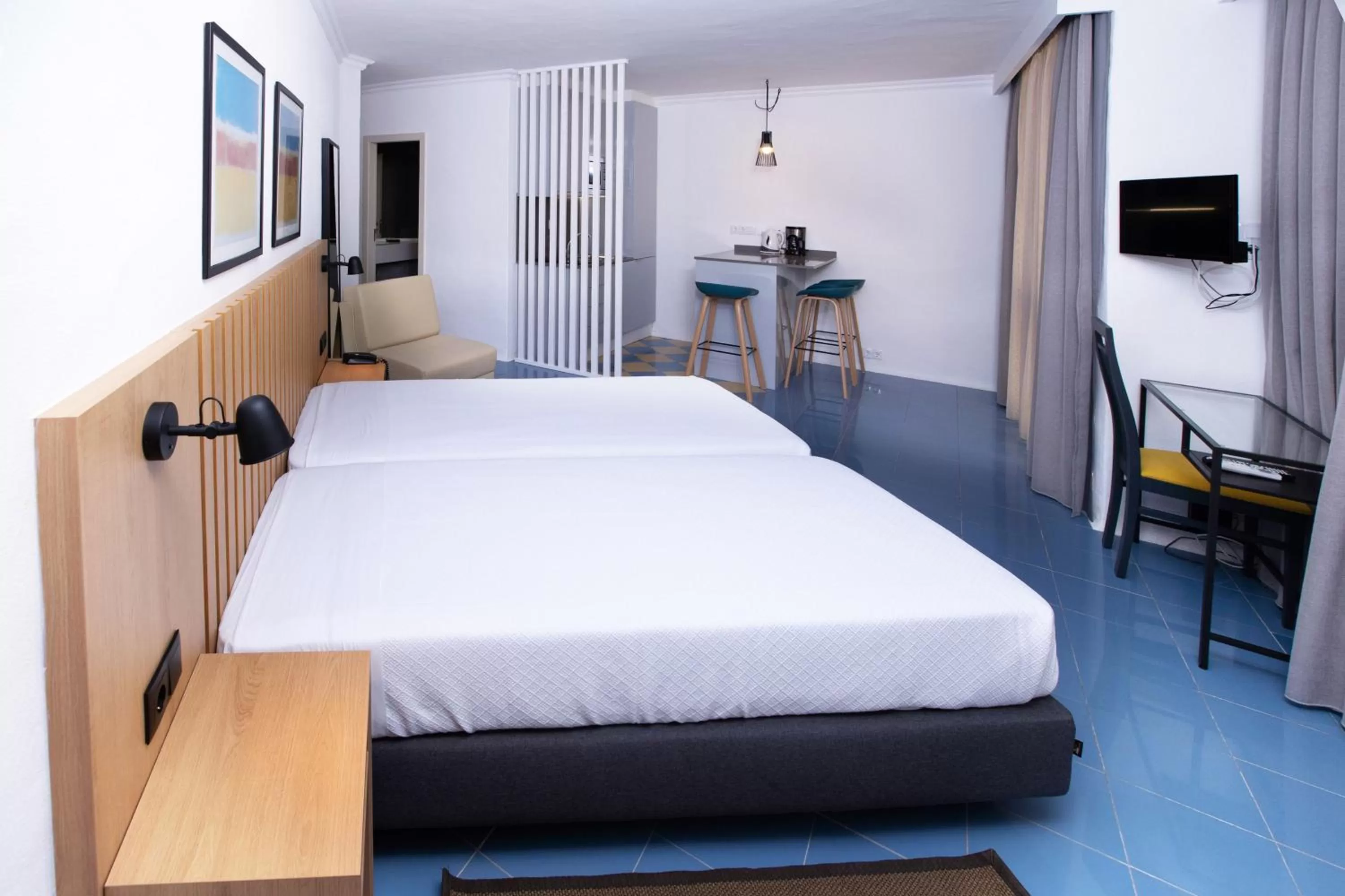 Kitchen or kitchenette, Bed in Hotel Apartamento Foz Atlantida