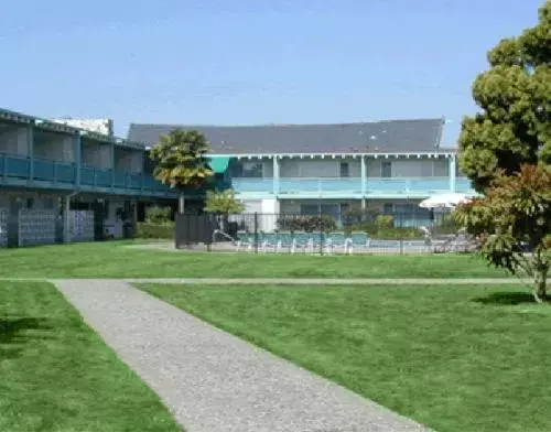 Facade/entrance, Property Building in Coral Reef Inn & Condo Suites