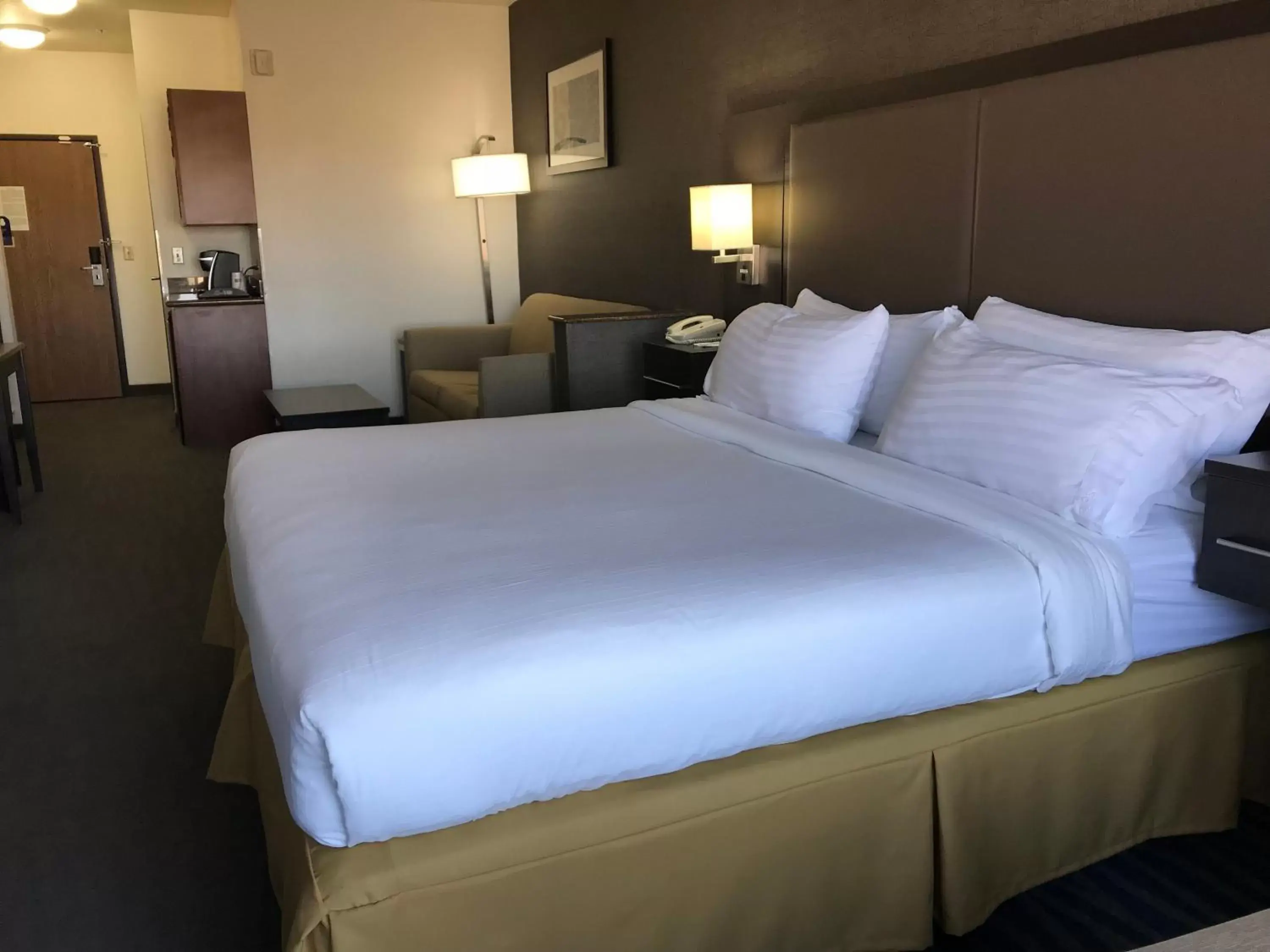 Photo of the whole room, Bed in Holiday Inn Express Hotel & Suites Barstow, an IHG Hotel