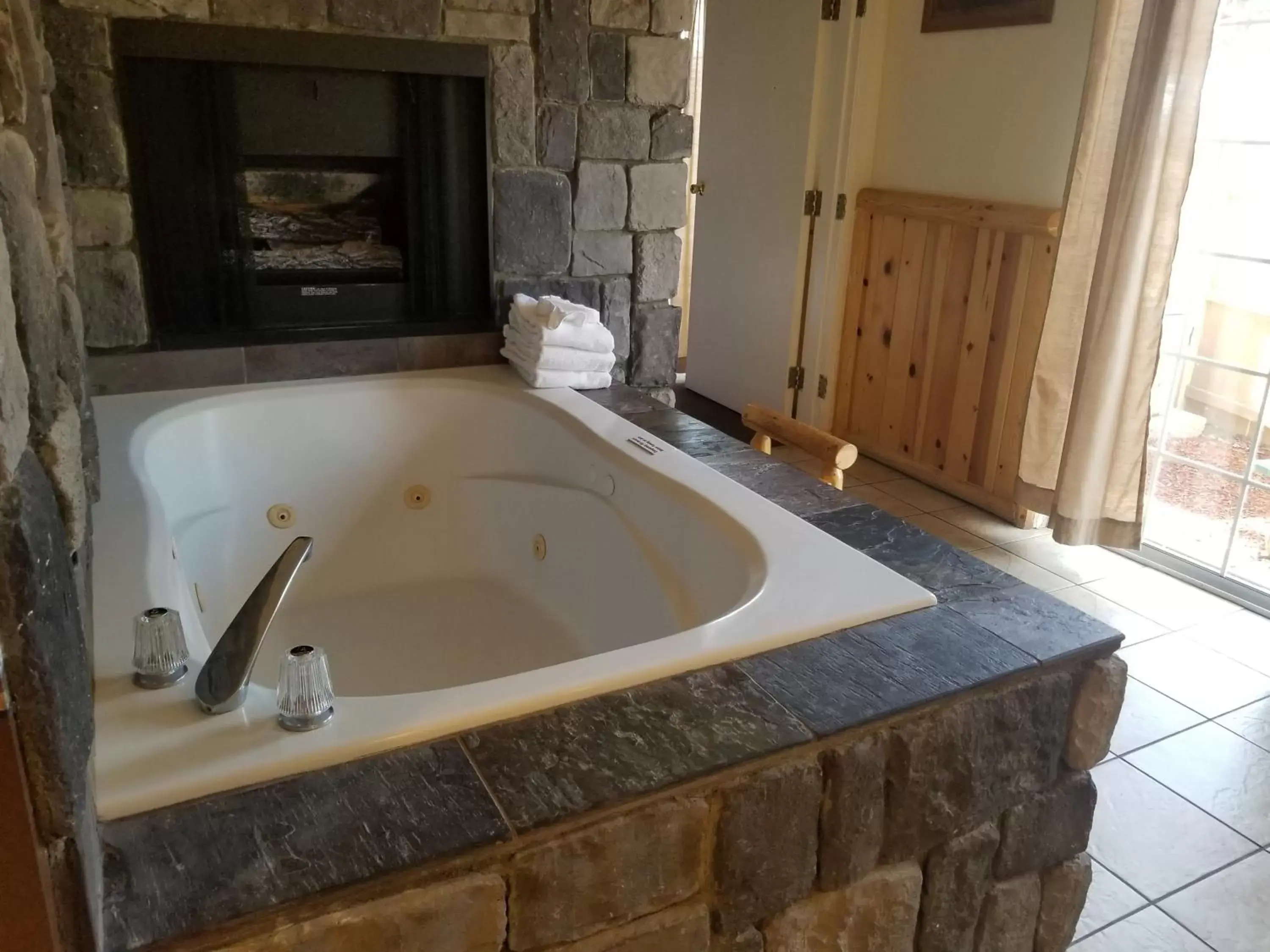 Hot Tub, Bathroom in Fireside Lodge