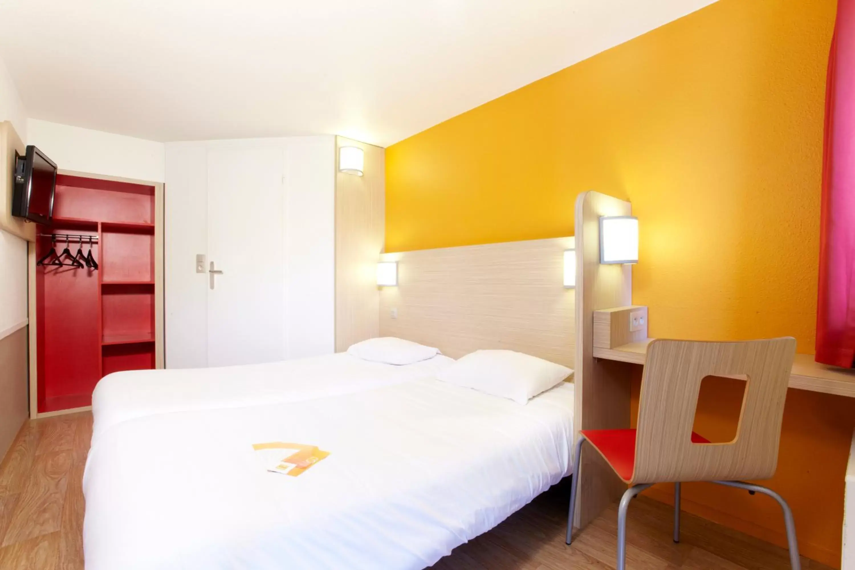 Photo of the whole room, Bed in Premiere Classe Valenciennes Ouest Petite Foret