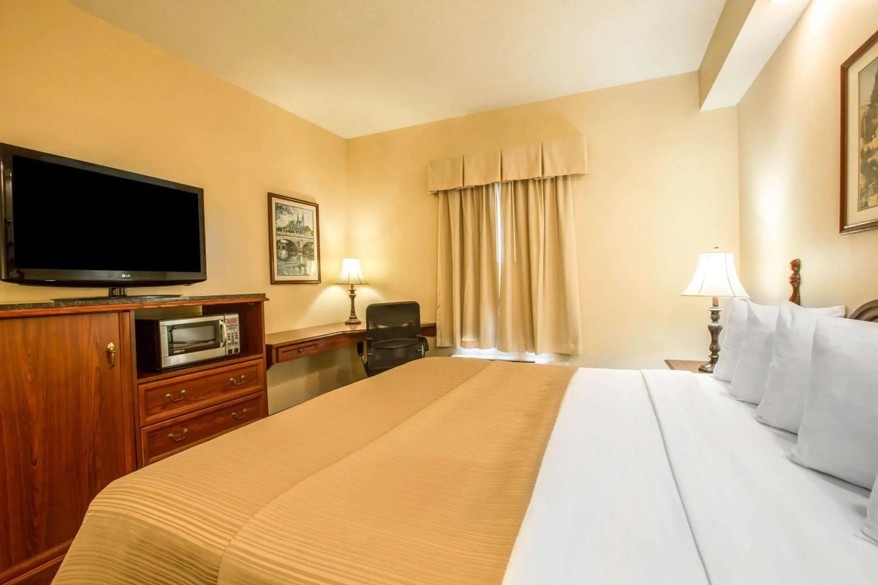 Photo of the whole room, Bed in Quality Inn Greeneville