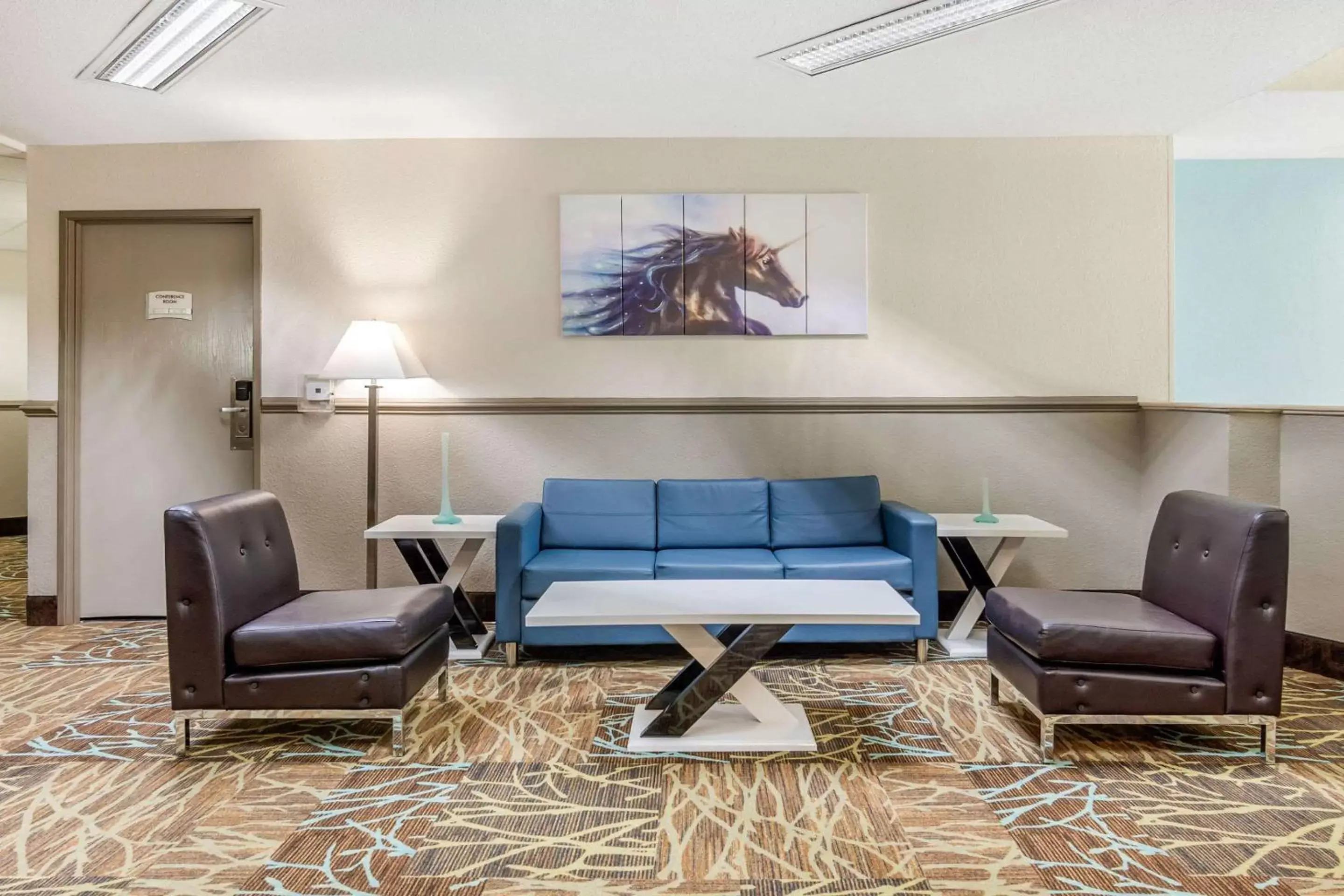 Lobby or reception, Seating Area in Quality Suites Kansas City International Airport