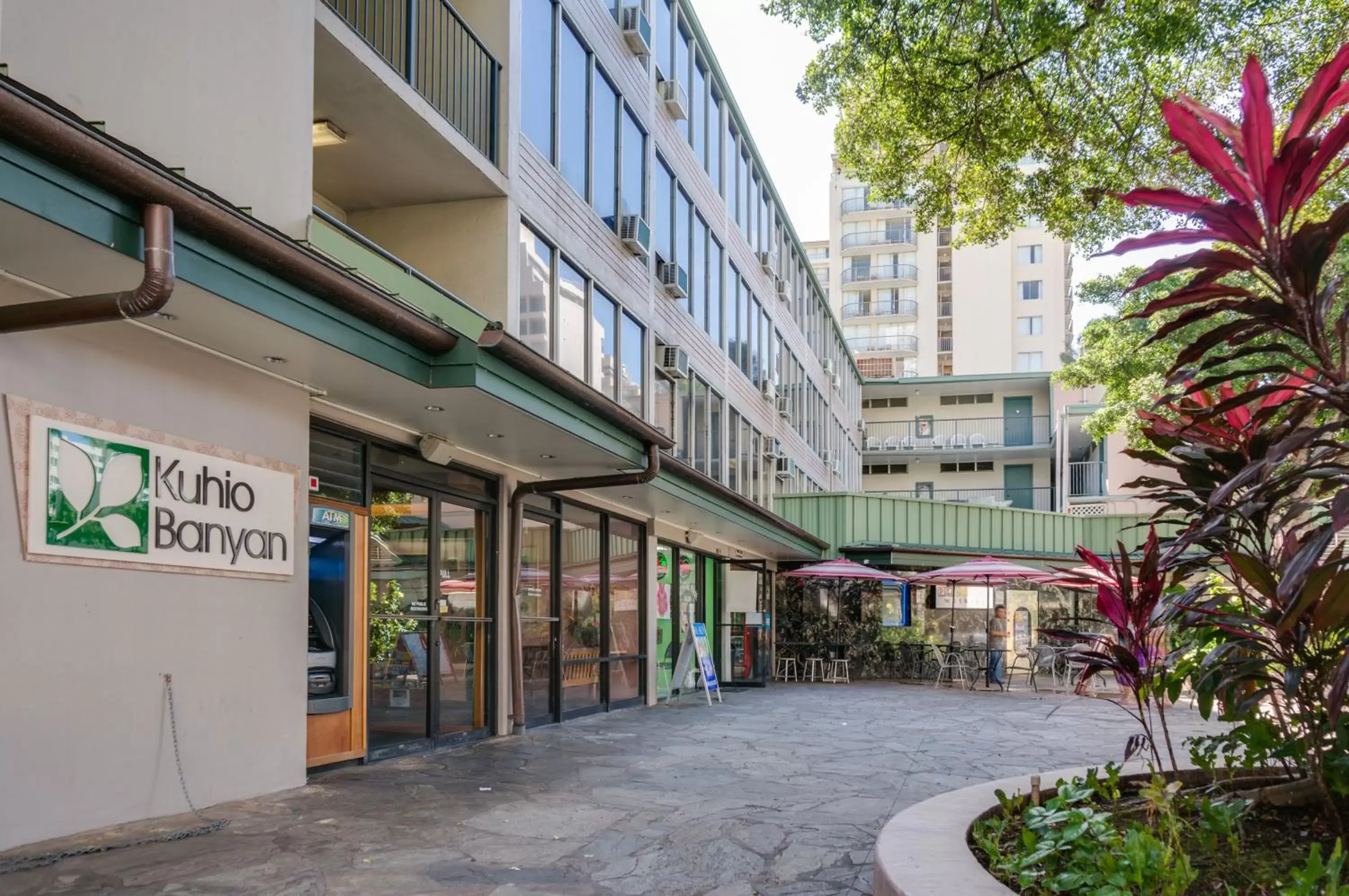 Facade/entrance, Property Building in Kuhio Banyan Hotel (with Kitchenettes)