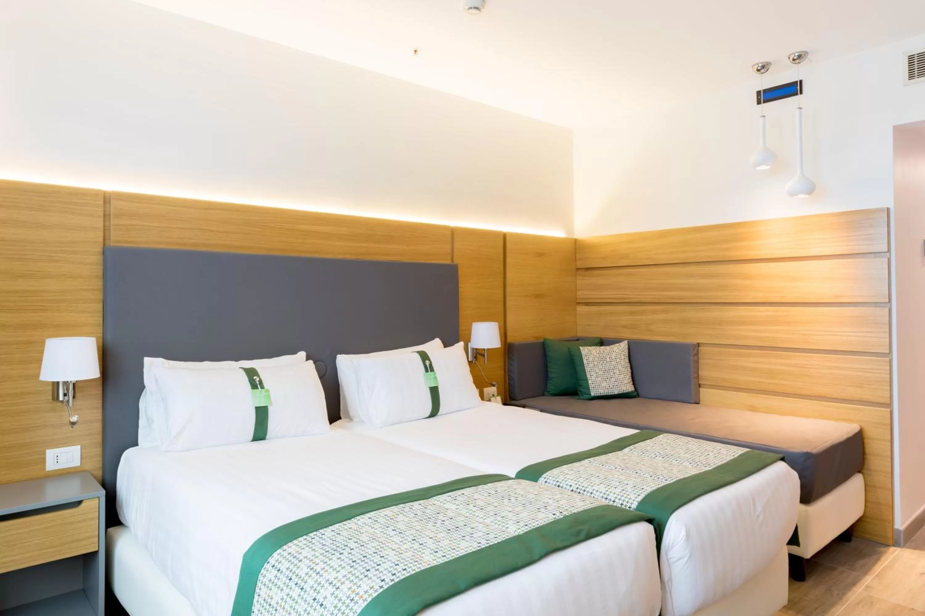 Photo of the whole room, Bed in Holiday Inn Naples by IHG