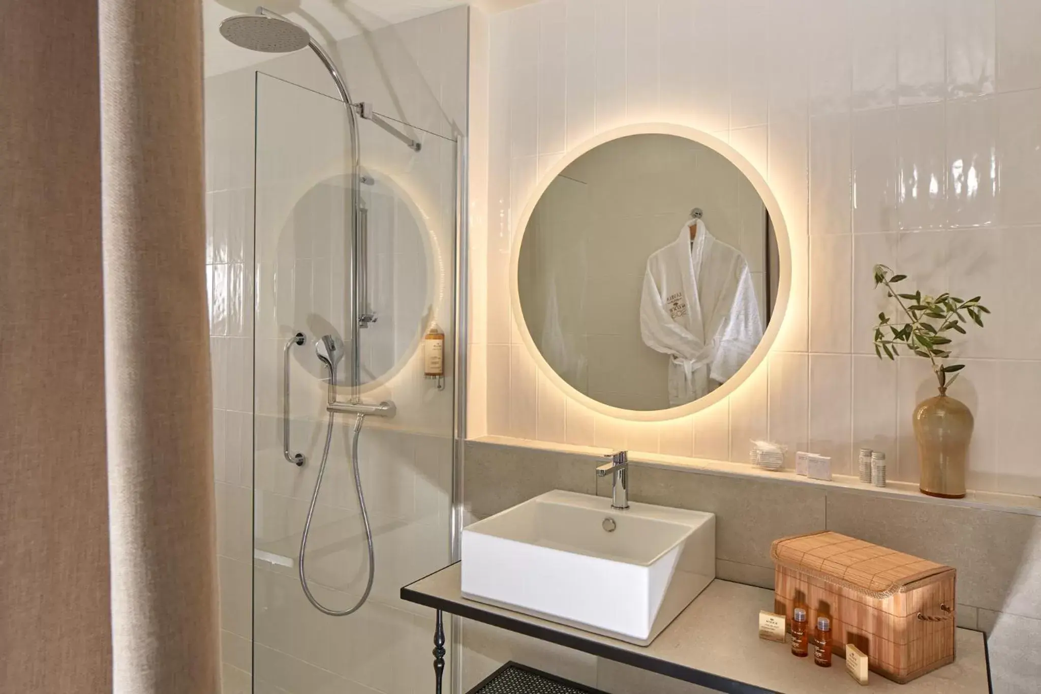 Shower, Bathroom in Villa Duflot Hôtel & Spa Perpignan